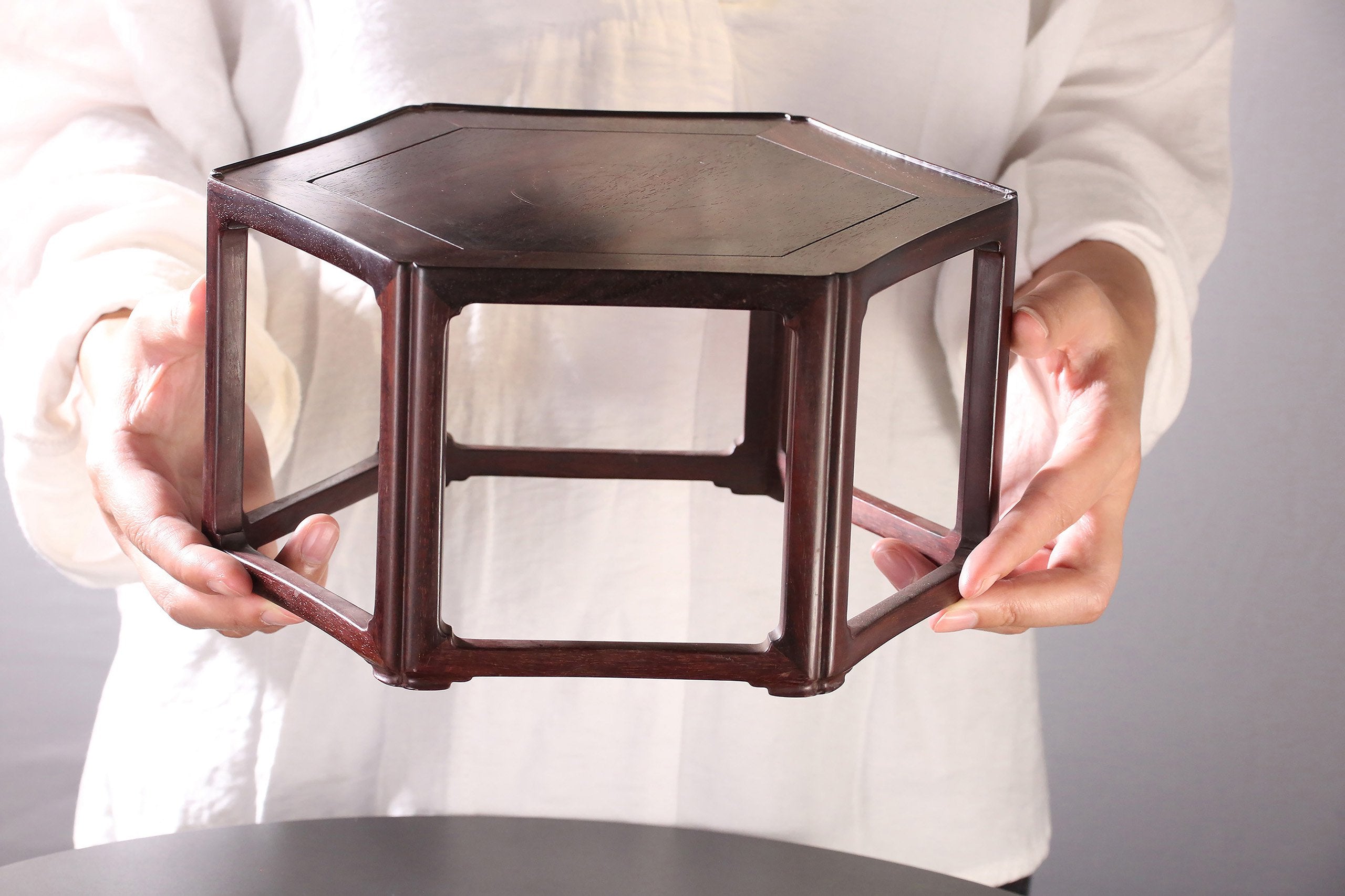 Small-leaf sandalwood hexagonal scholar's stand