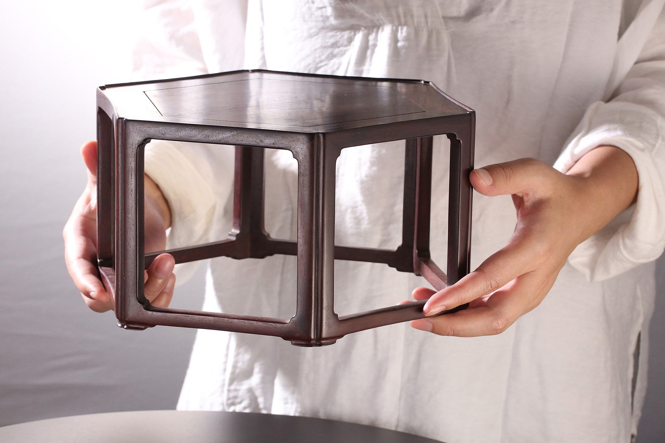 Small-leaf sandalwood hexagonal scholar's stand