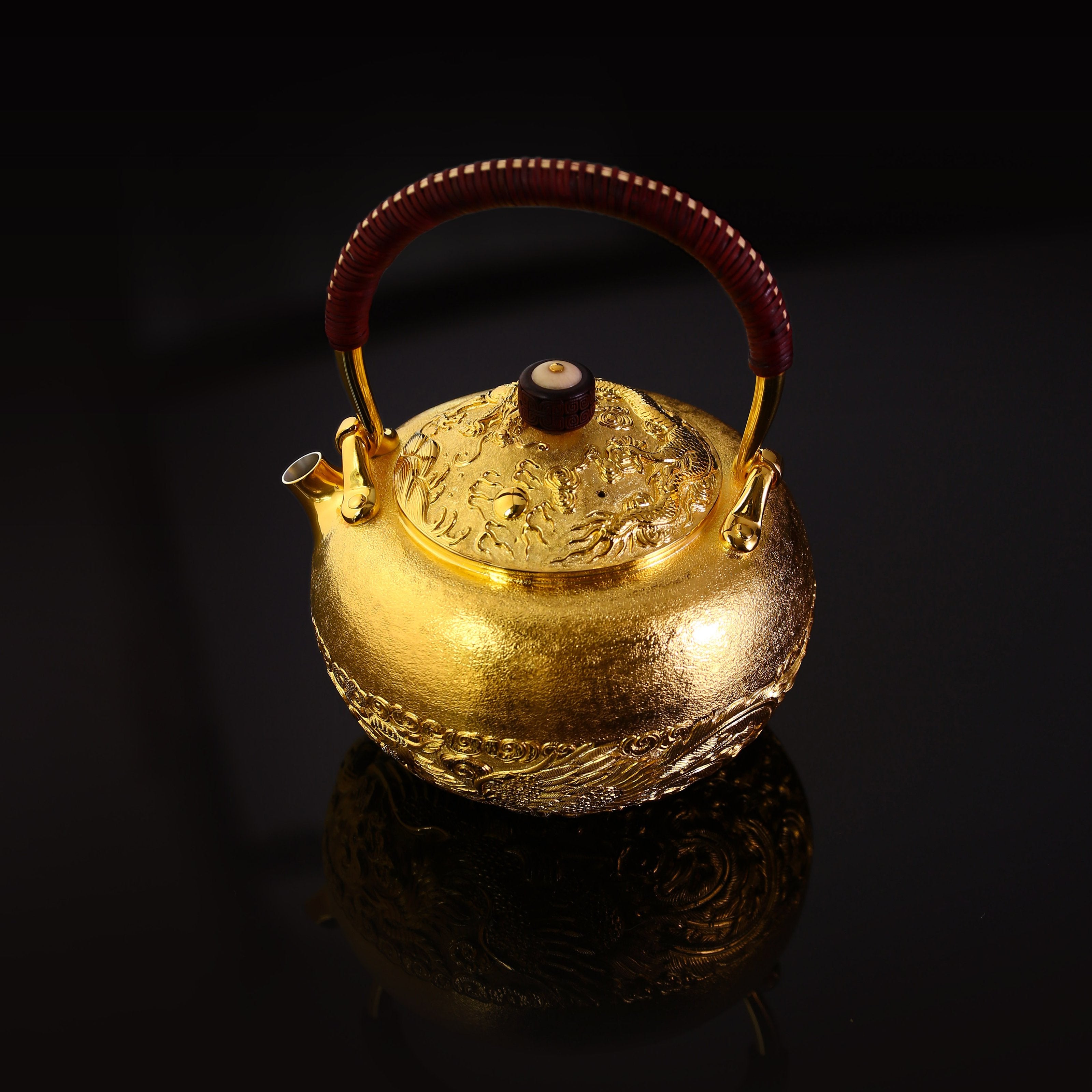 A gilded silver teapot was produced by striking the dragon and phoenix mouths.