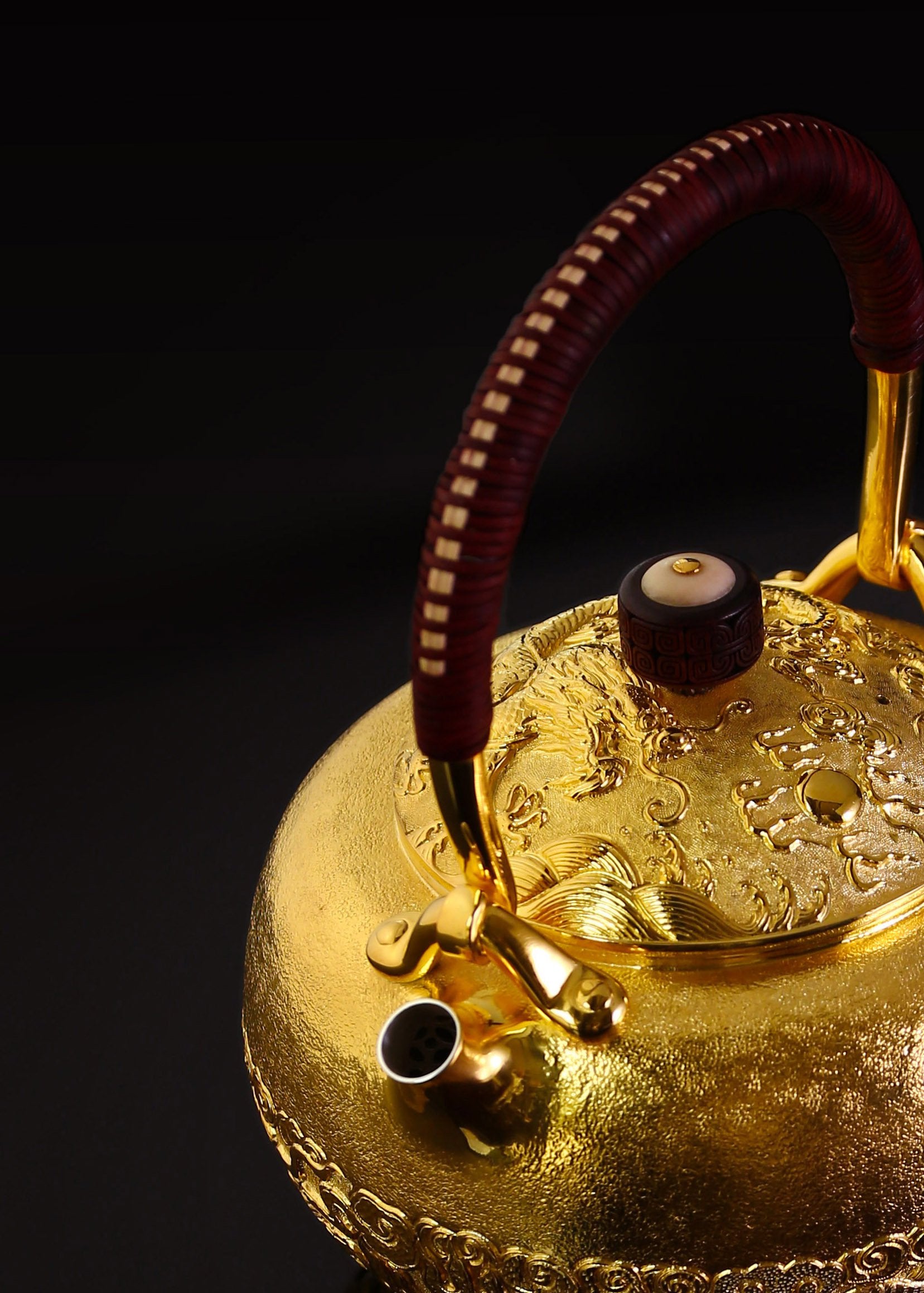 A gilded silver teapot was produced by striking the dragon and phoenix mouths.