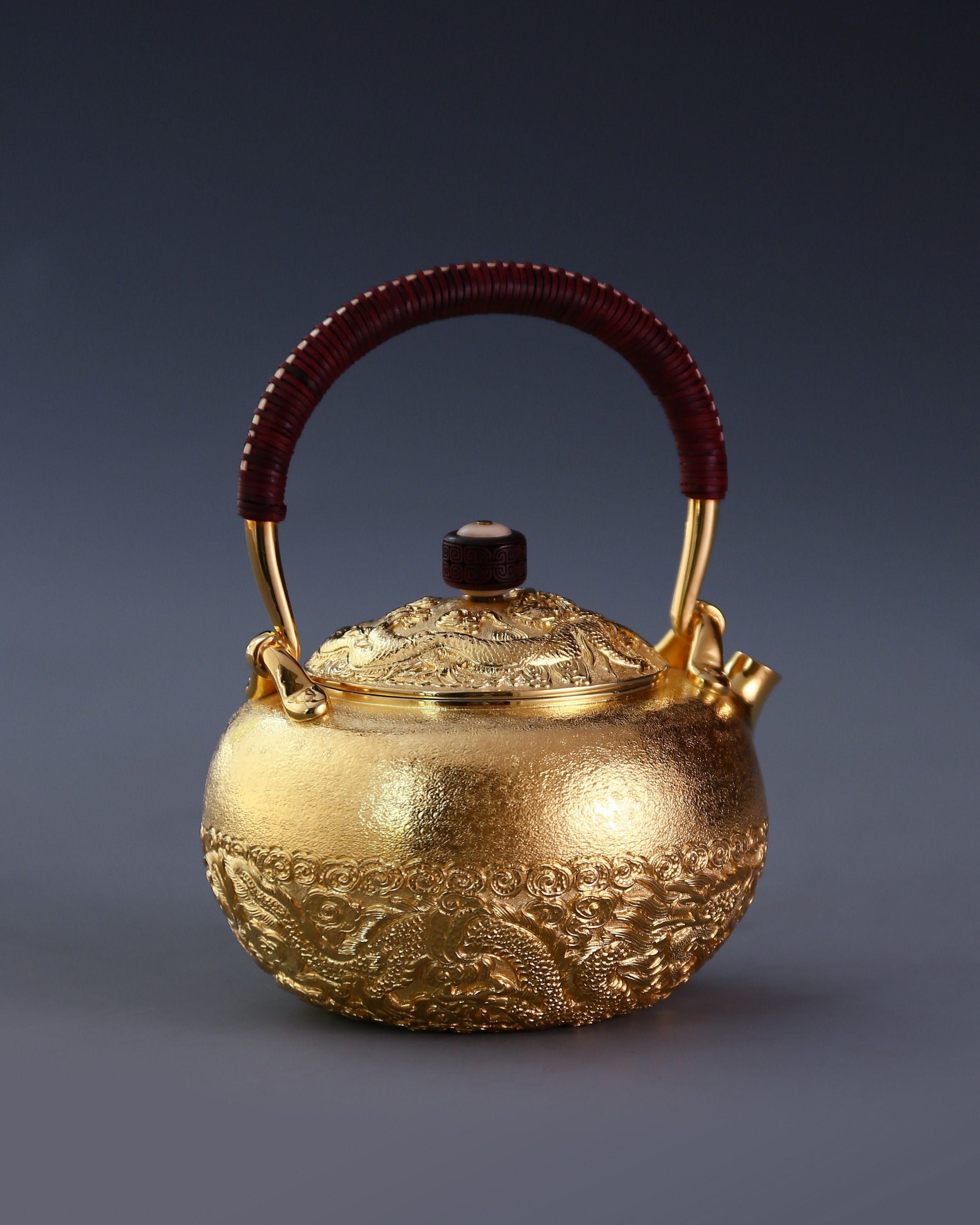 A gilded silver teapot was produced by striking the dragon and phoenix mouths.