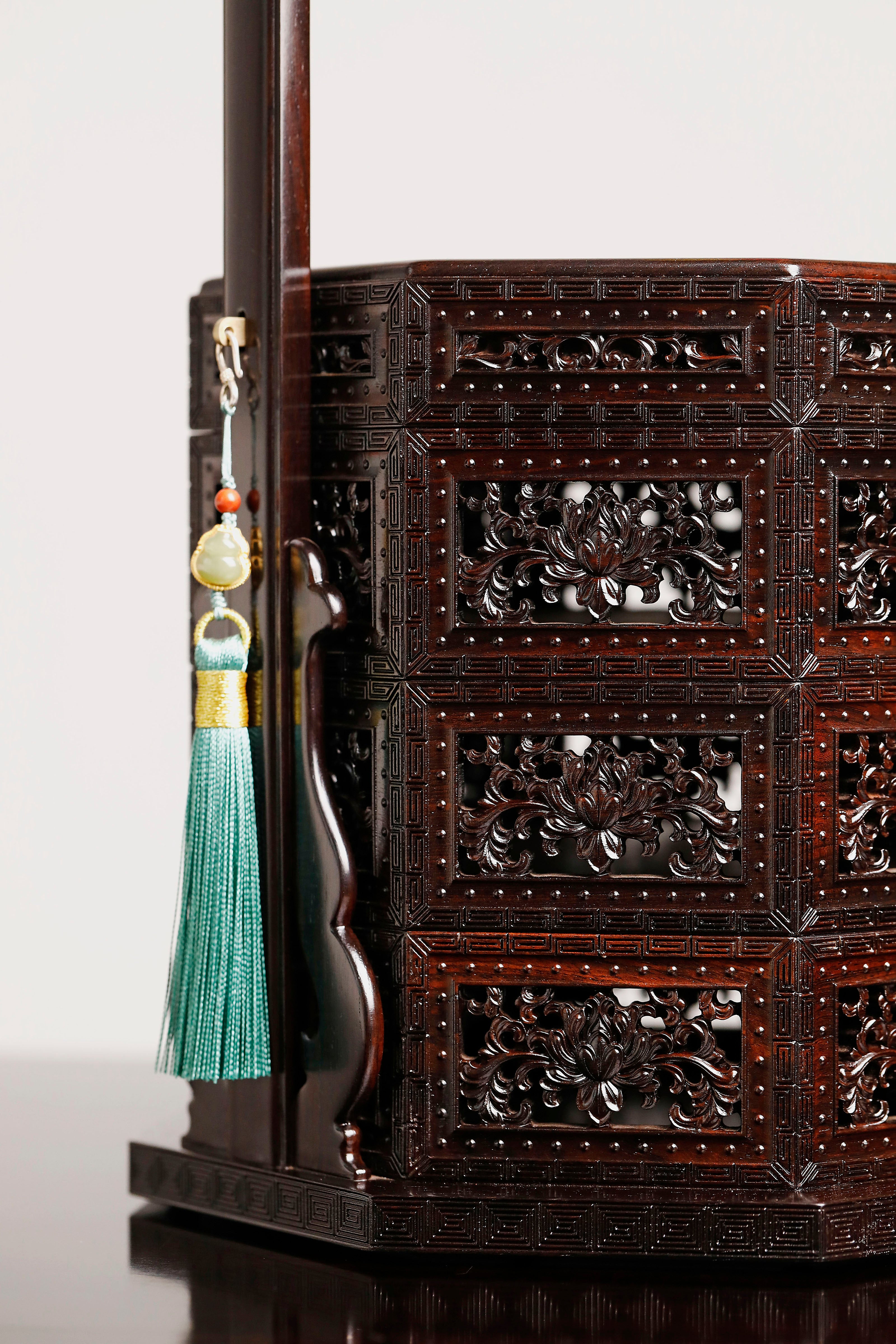 Purple sandalwood openwork octagonal carrying box