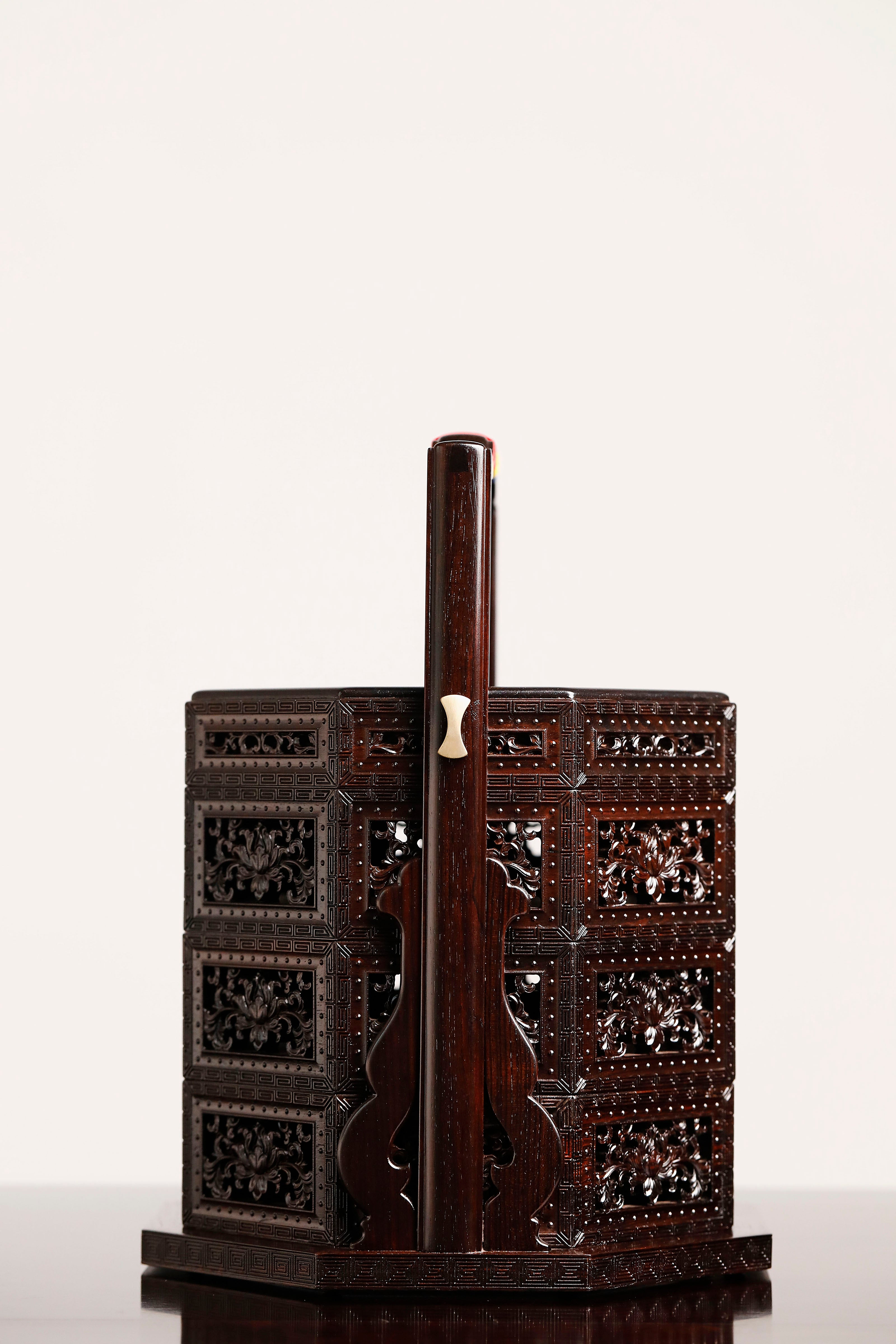 Purple sandalwood openwork octagonal carrying box
