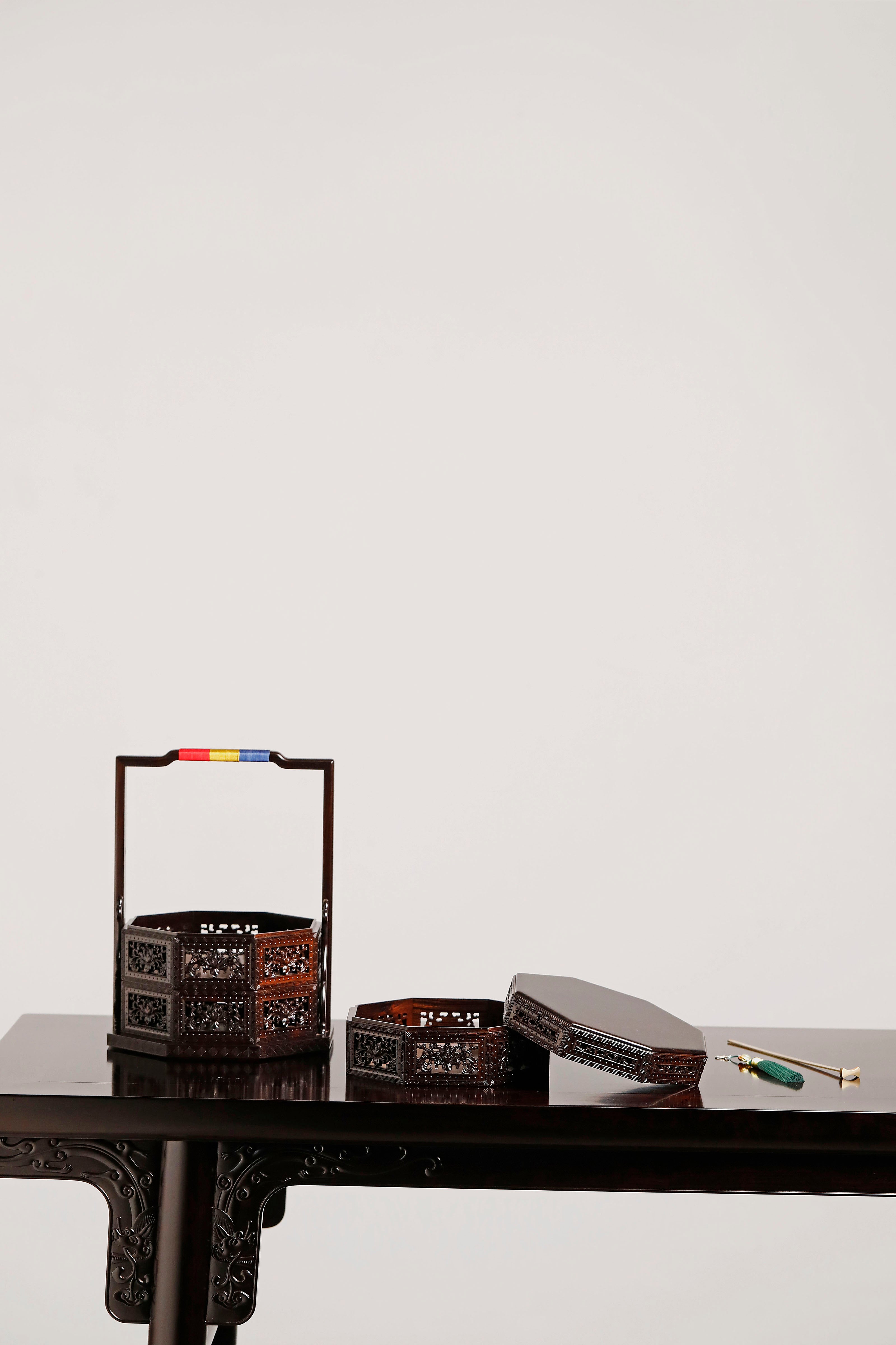 Purple sandalwood openwork octagonal carrying box