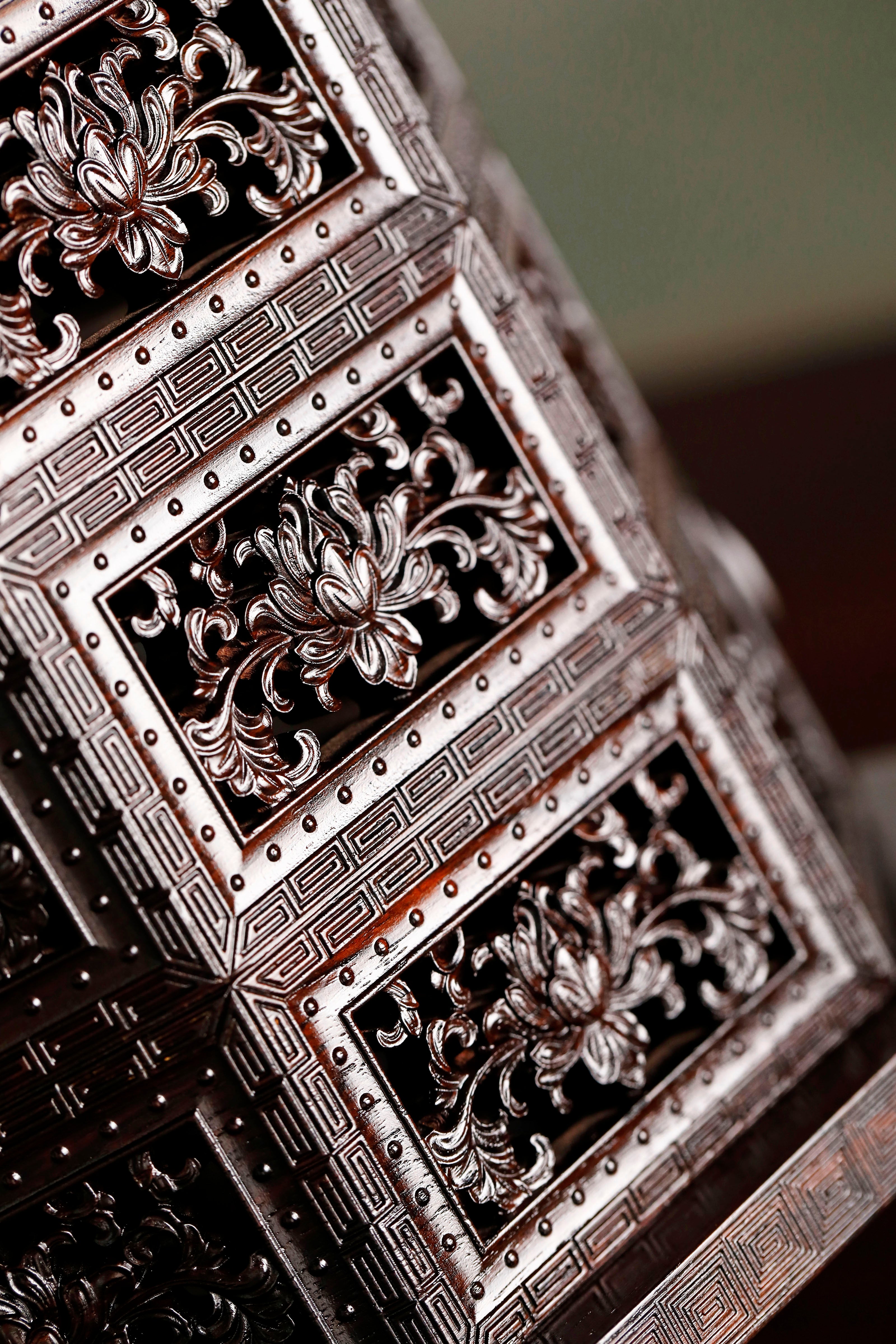 Purple sandalwood openwork octagonal carrying box