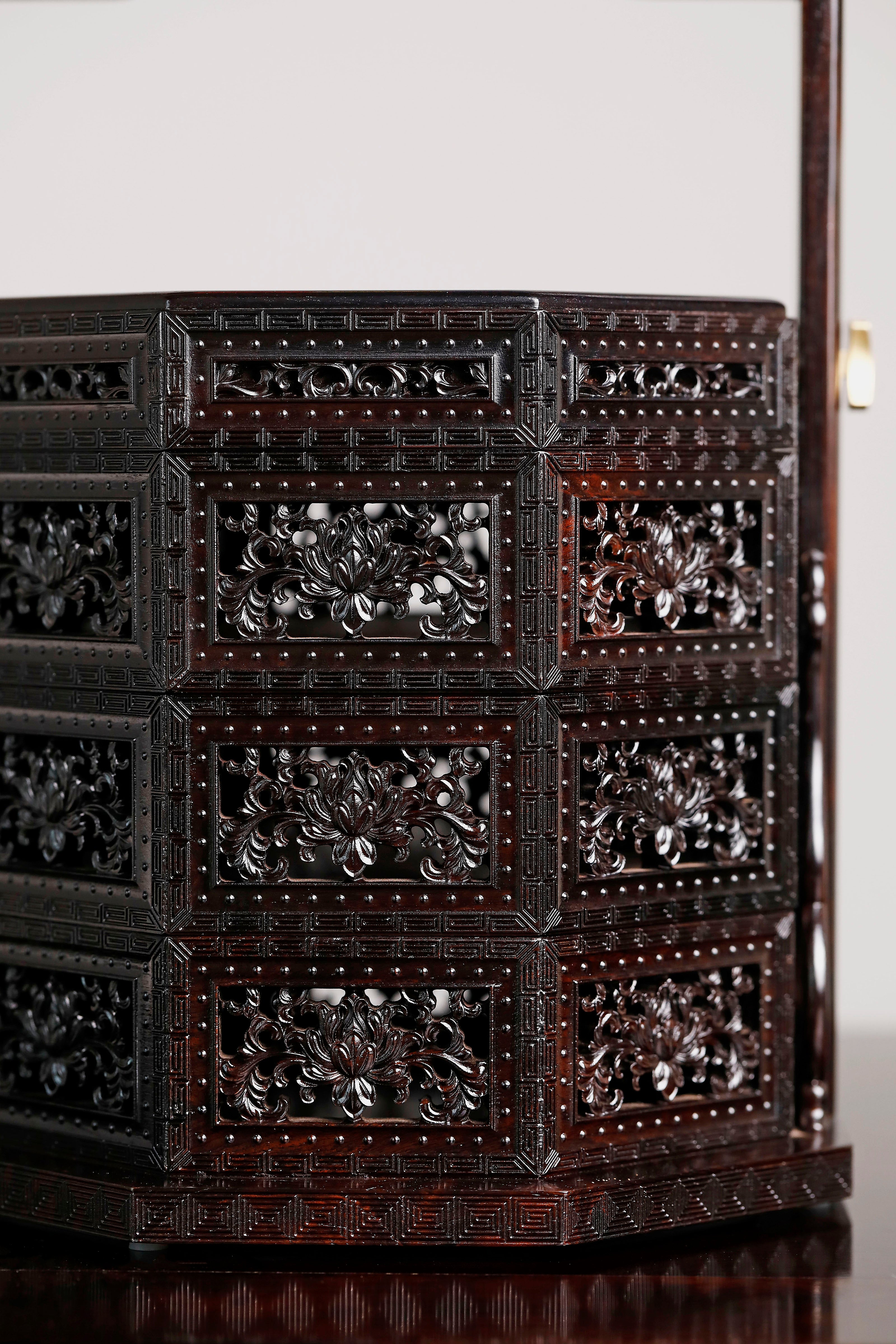 Purple sandalwood openwork octagonal carrying box