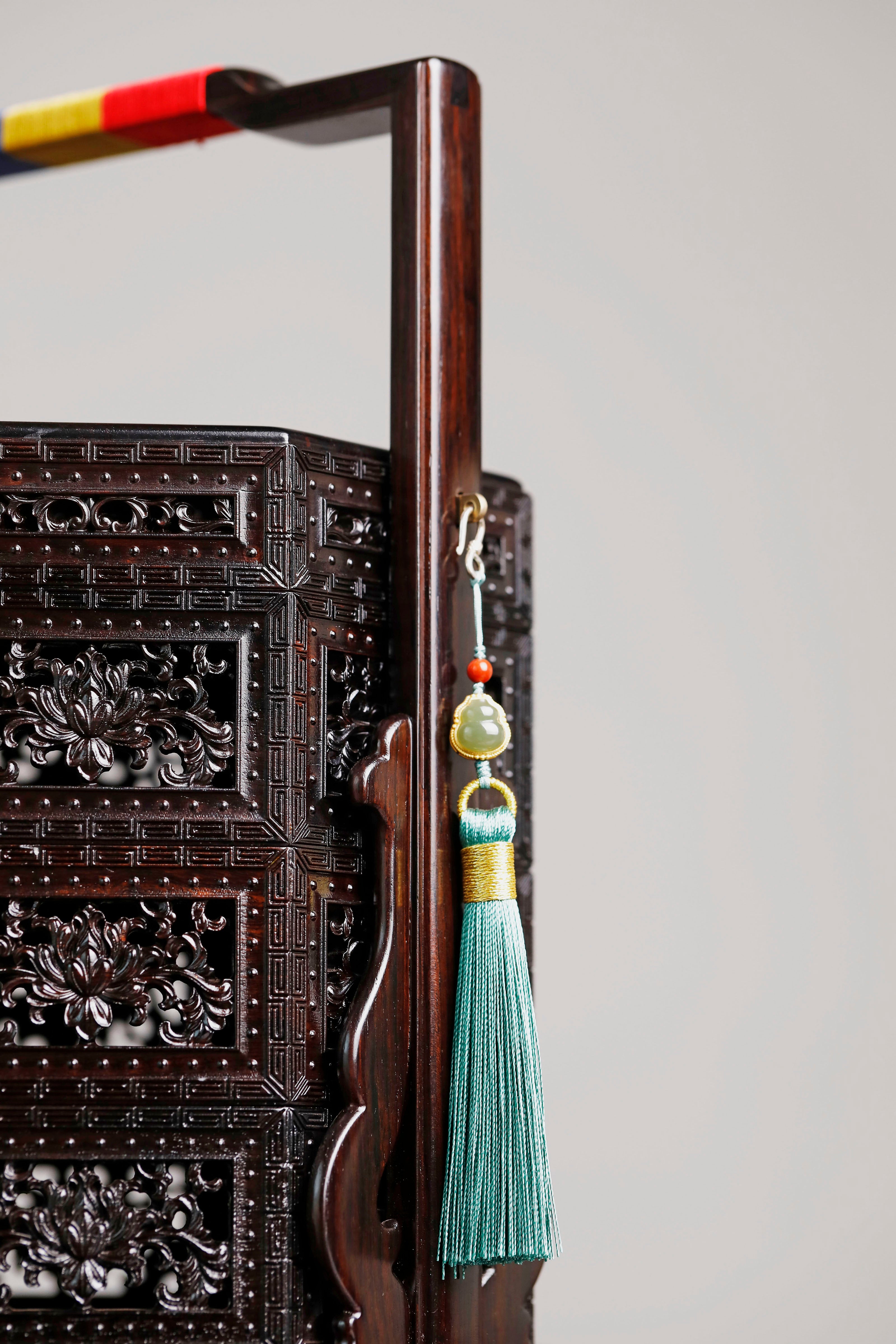 Purple sandalwood openwork octagonal carrying box