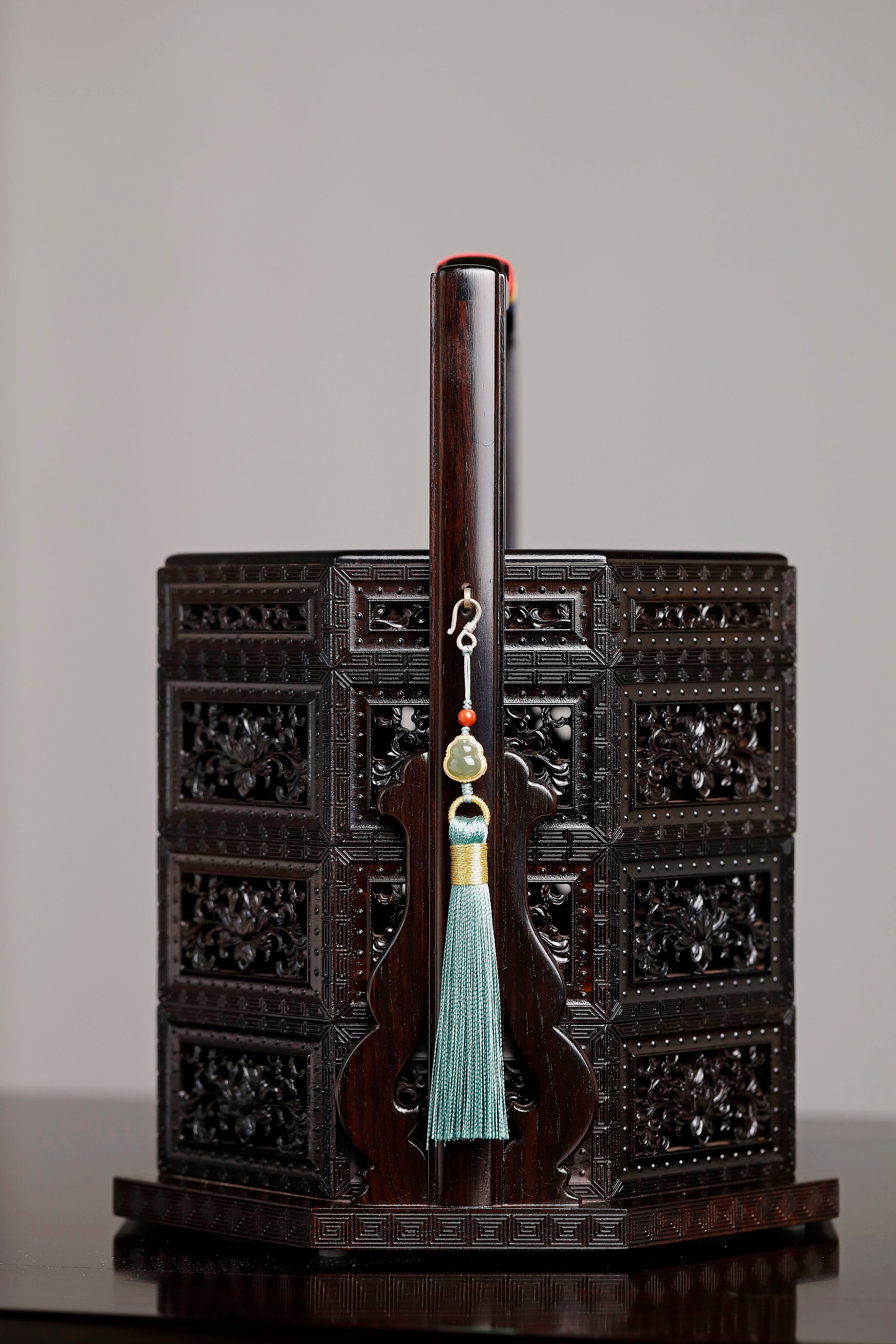 Purple sandalwood openwork octagonal carrying box