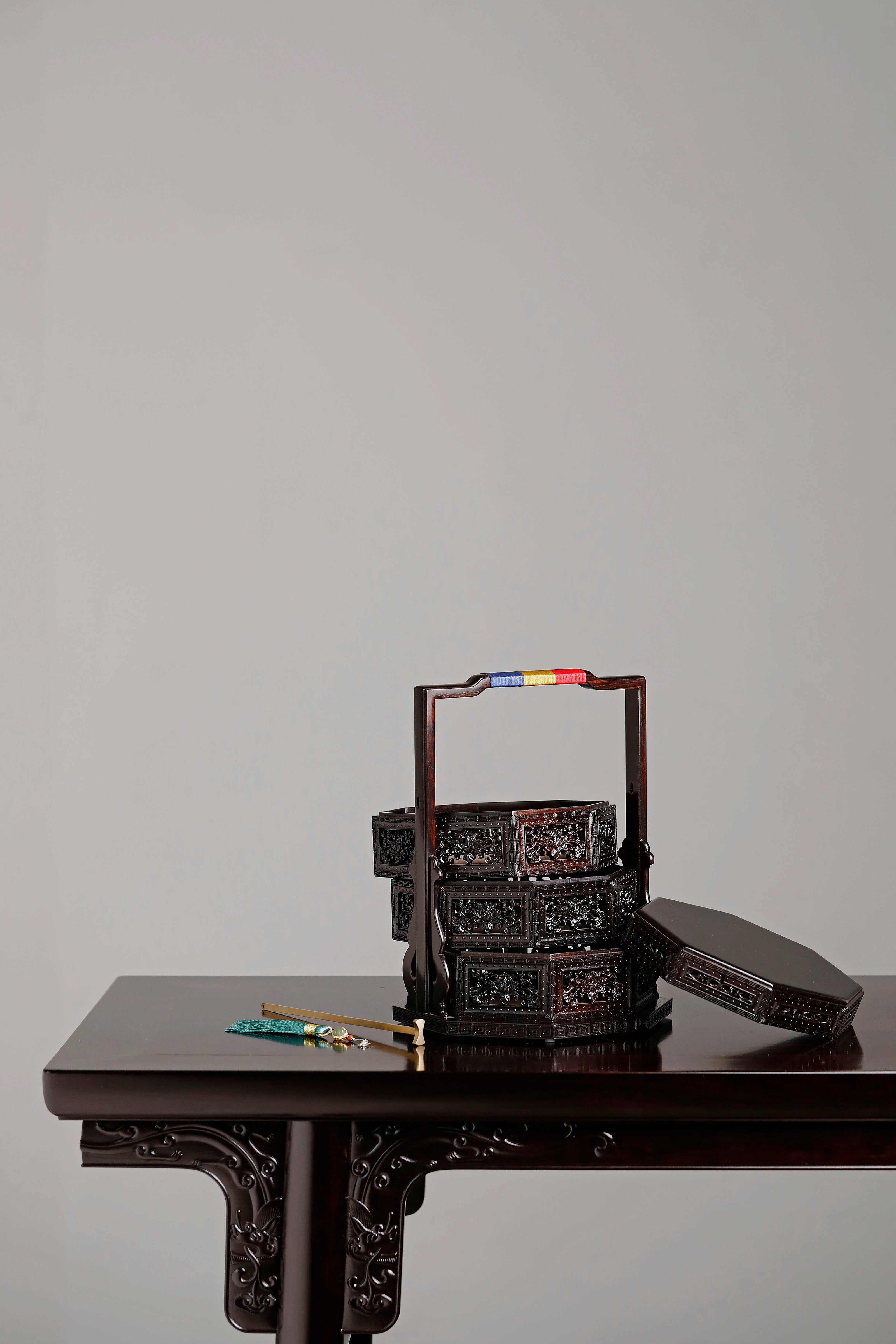 Purple sandalwood openwork octagonal carrying box