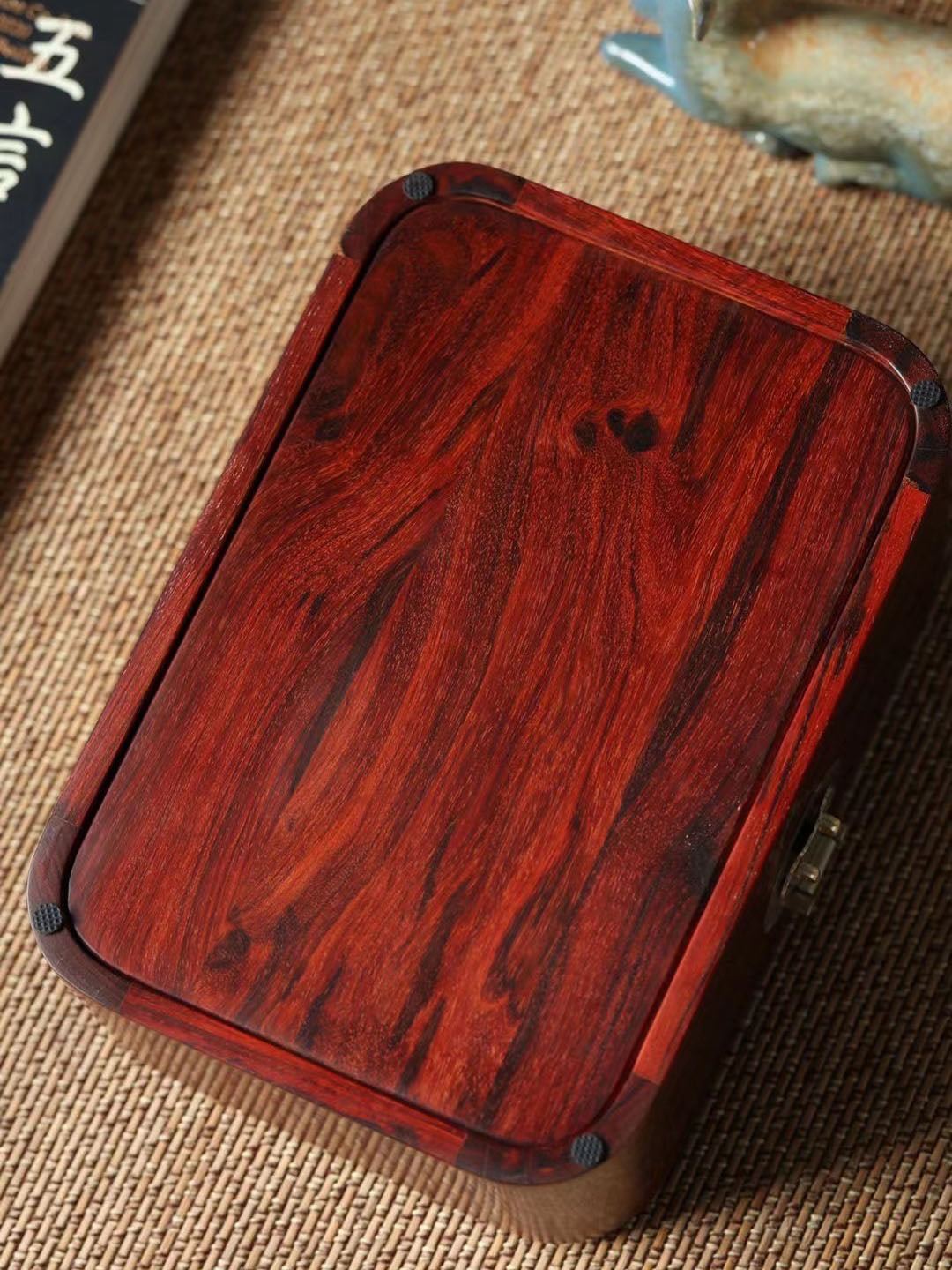 Small-leaf sandalwood tea box with phoenix and peony design