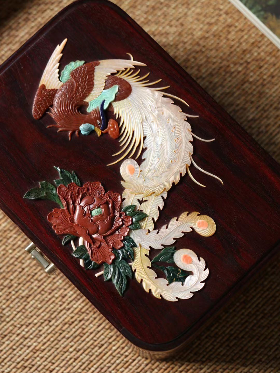 Small-leaf sandalwood tea box with phoenix and peony design
