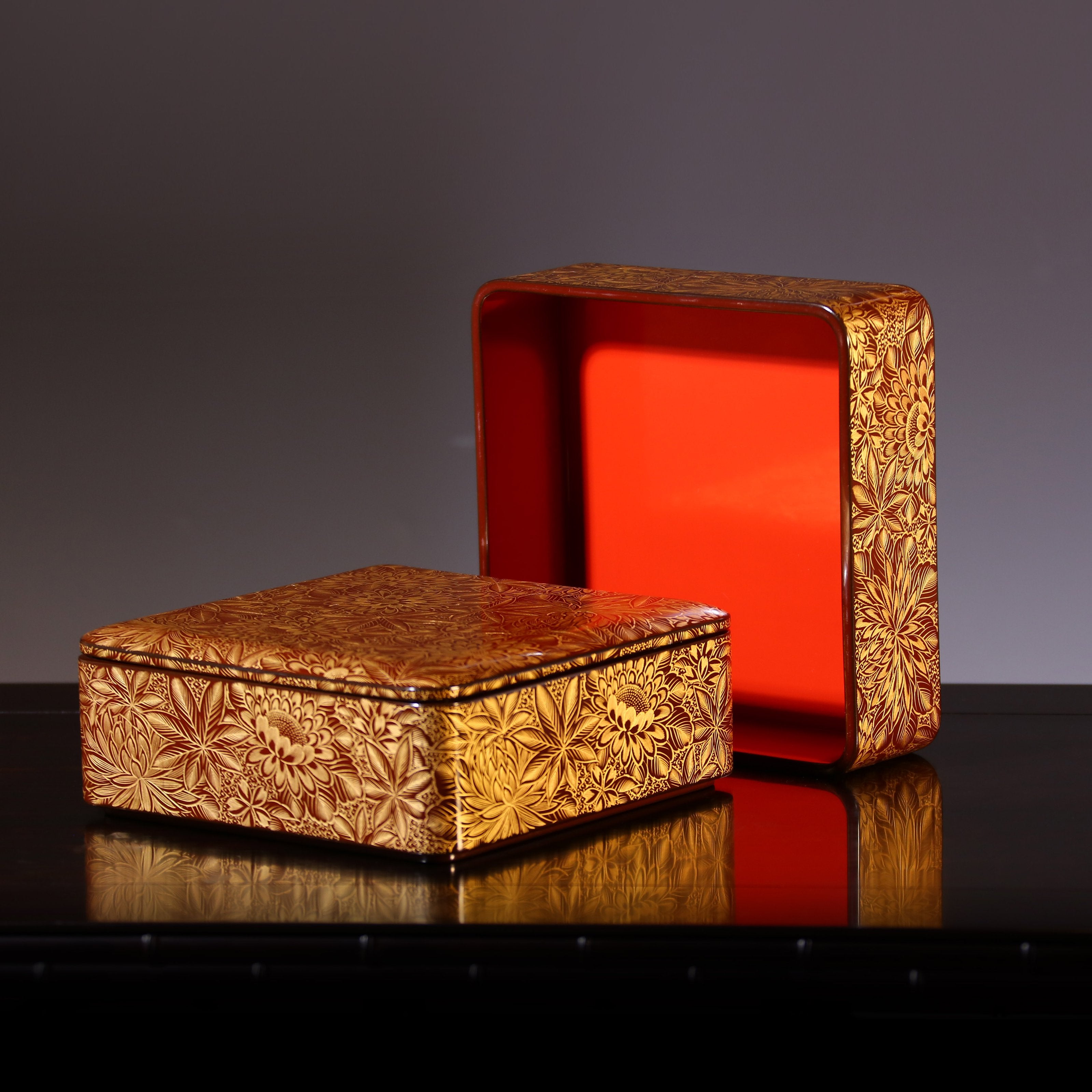 Japanese Wajima lacquerware double-layered tea box with chrysanthemum petal pattern