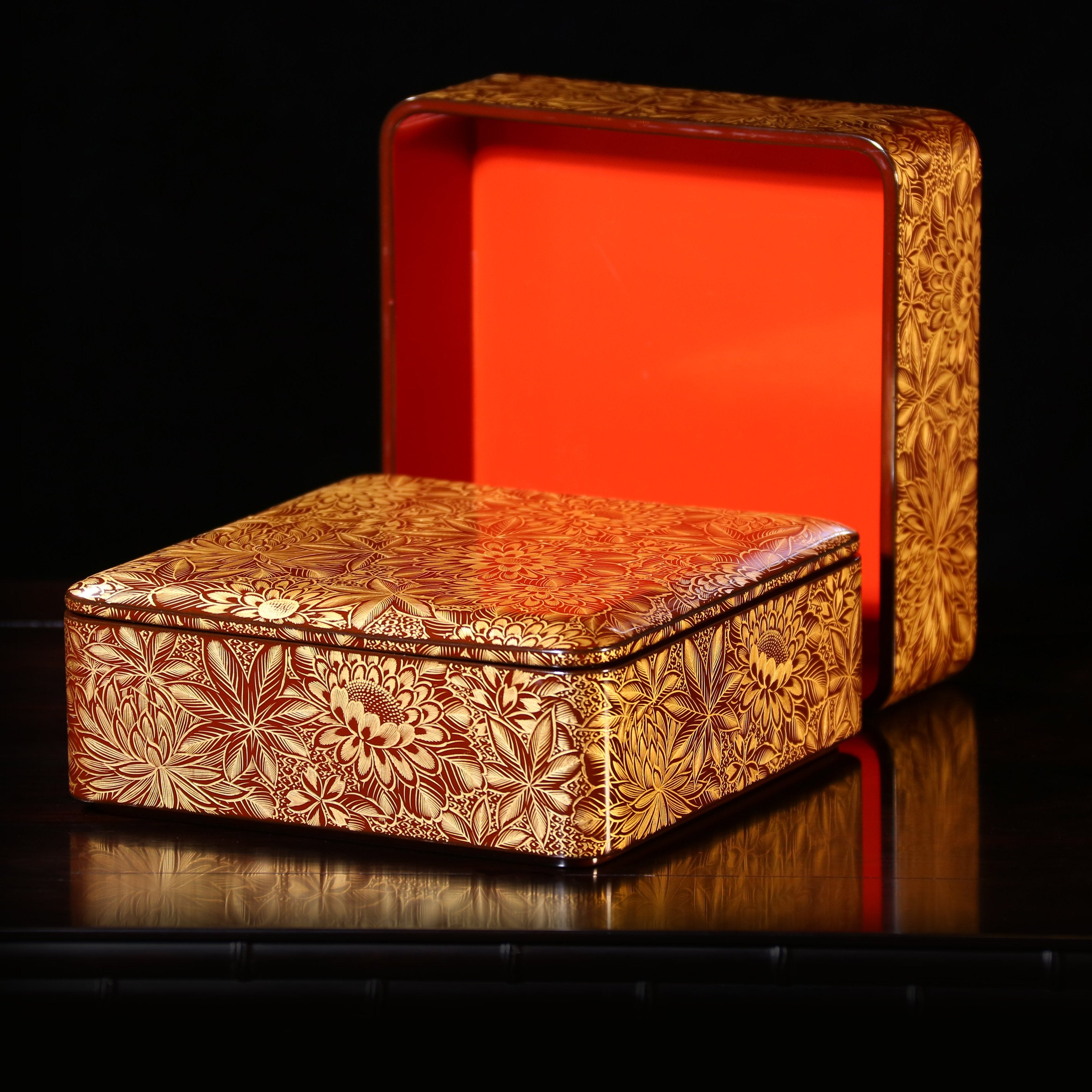 Japanese Wajima lacquerware double-layered tea box with chrysanthemum petal pattern