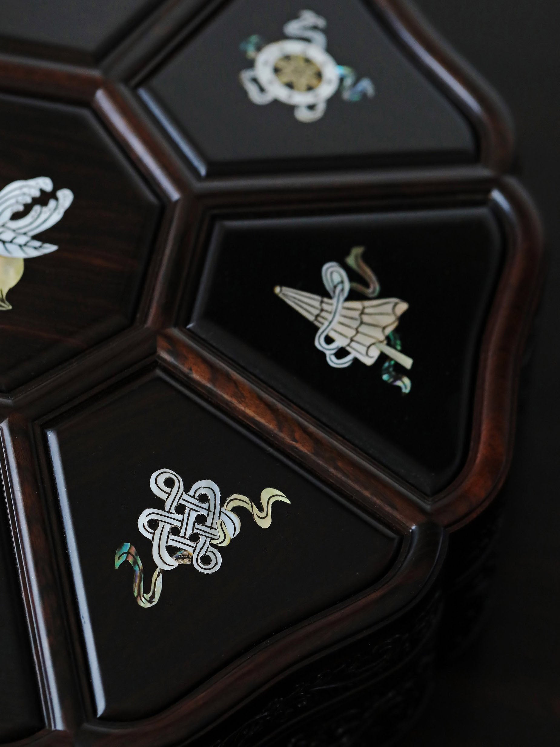 Purple sandalwood and mother-of-pearl inlaid sunflower eight-treasure fruit box