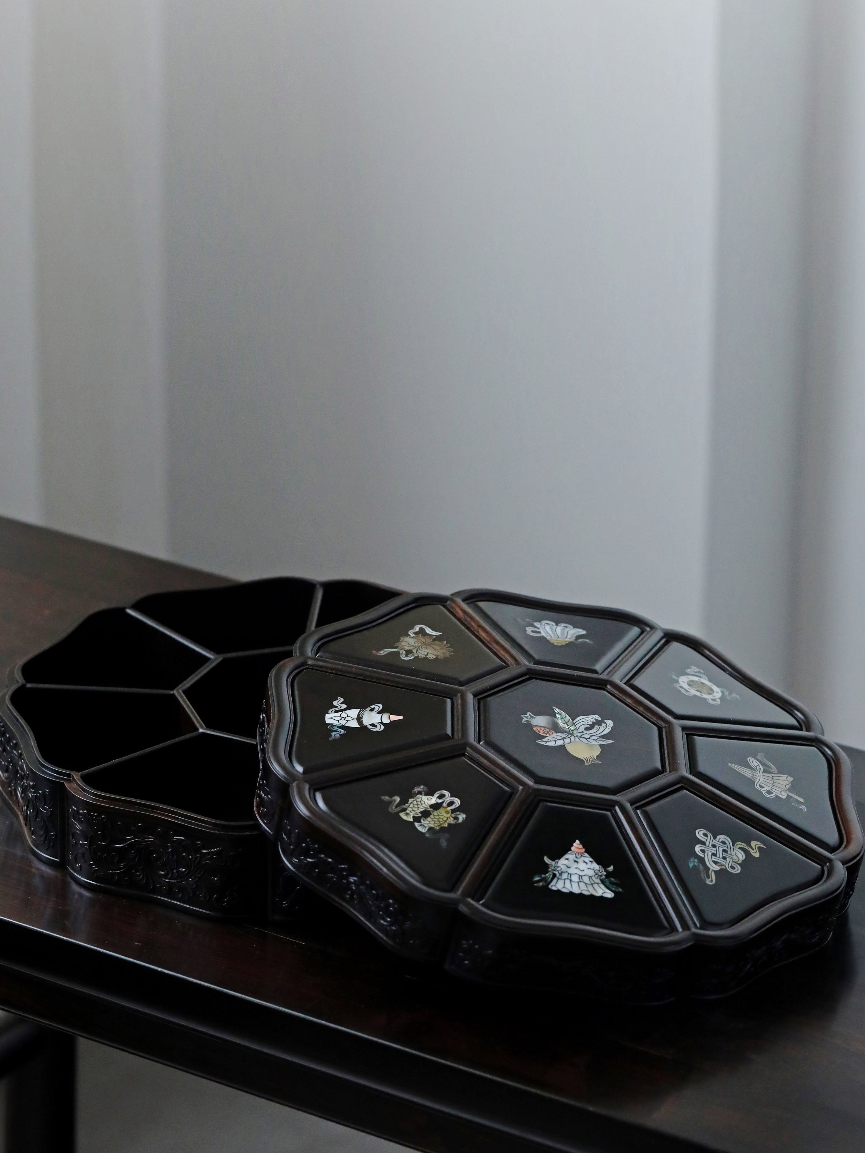 Purple sandalwood and mother-of-pearl inlaid sunflower eight-treasure fruit box