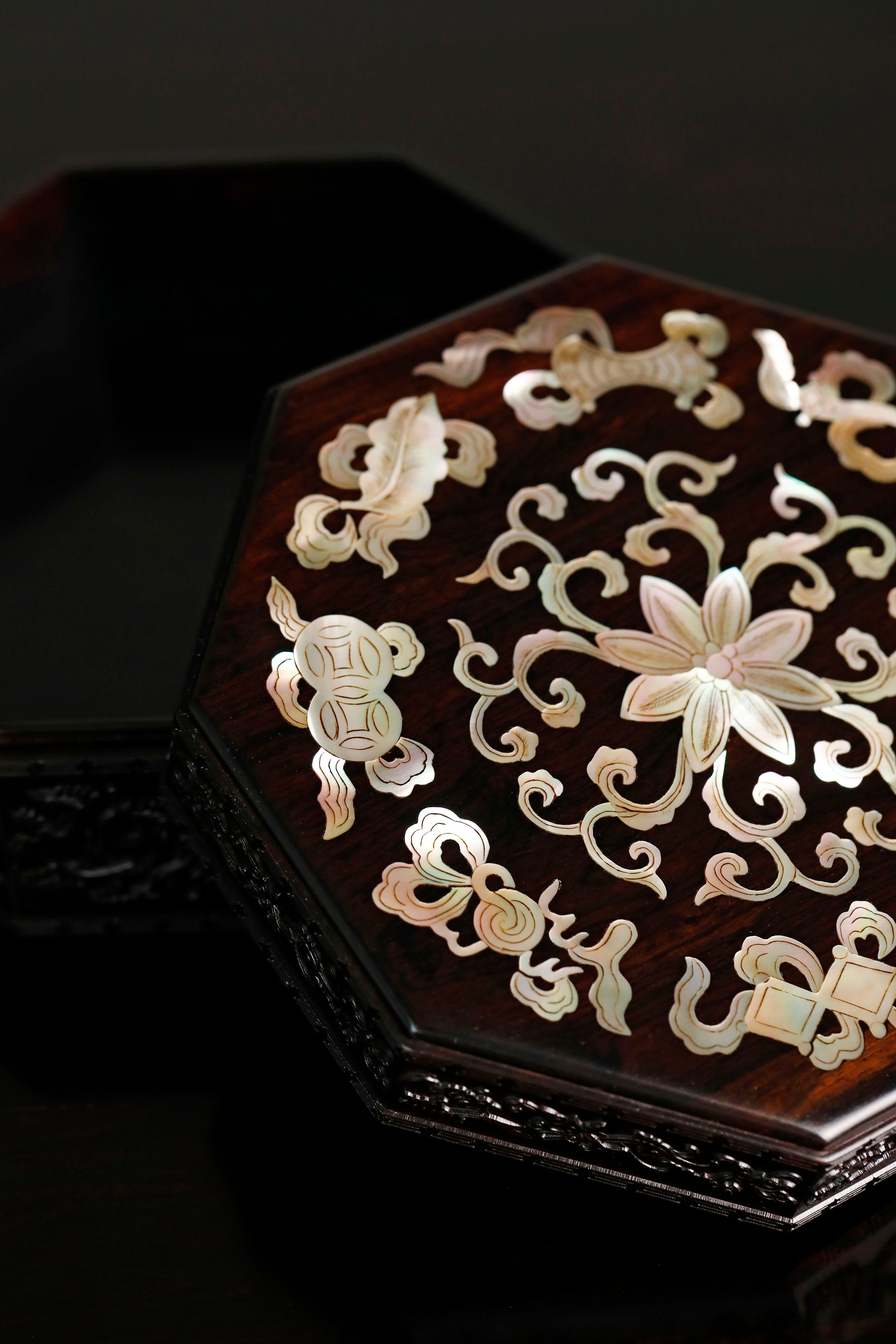 Purple sandalwood inlaid mother-of-pearl octagonal box with eight treasures