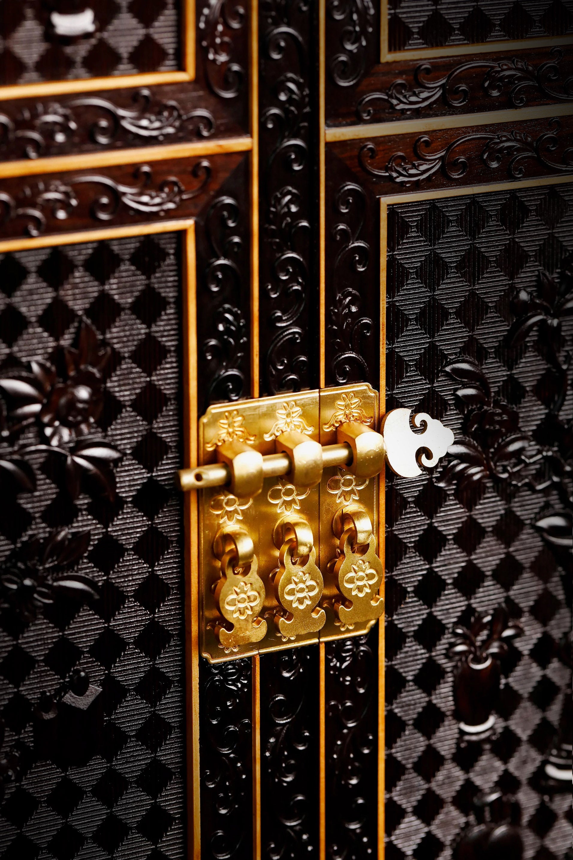 Small-leaf rosewood/Zambian rosewood fully carved antique pattern table and cabinet