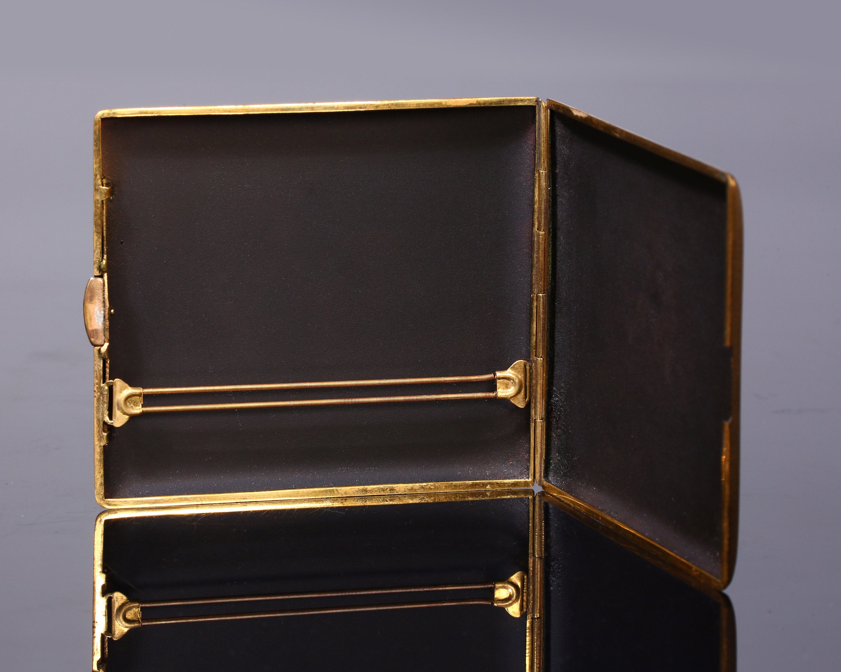 Iron-cut gold "Full Load Return" cigarette box