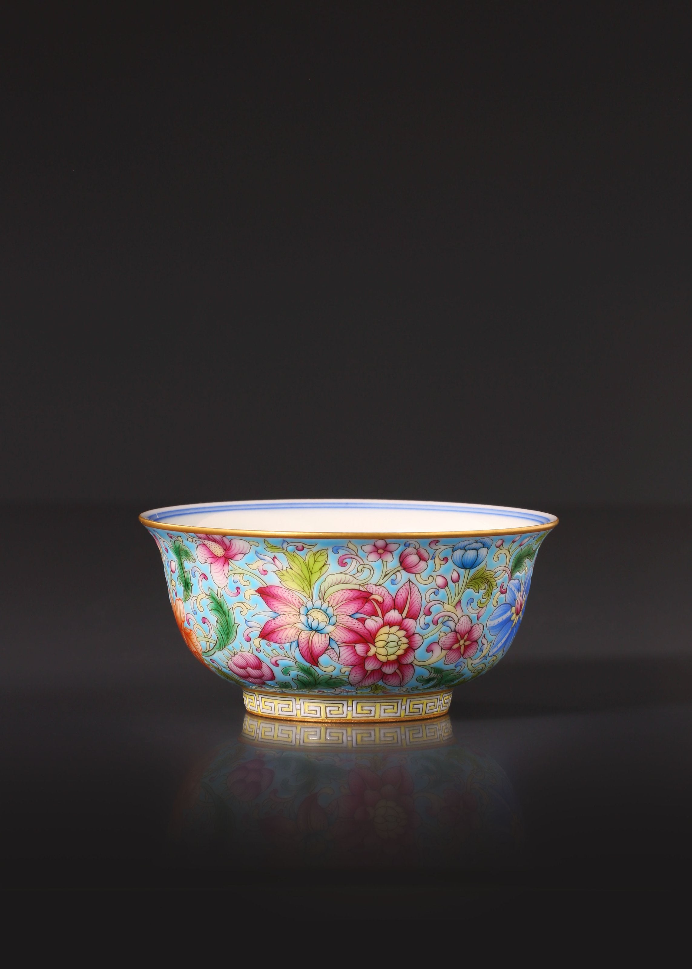 Blue and white floral enamel cups in Dayazhai