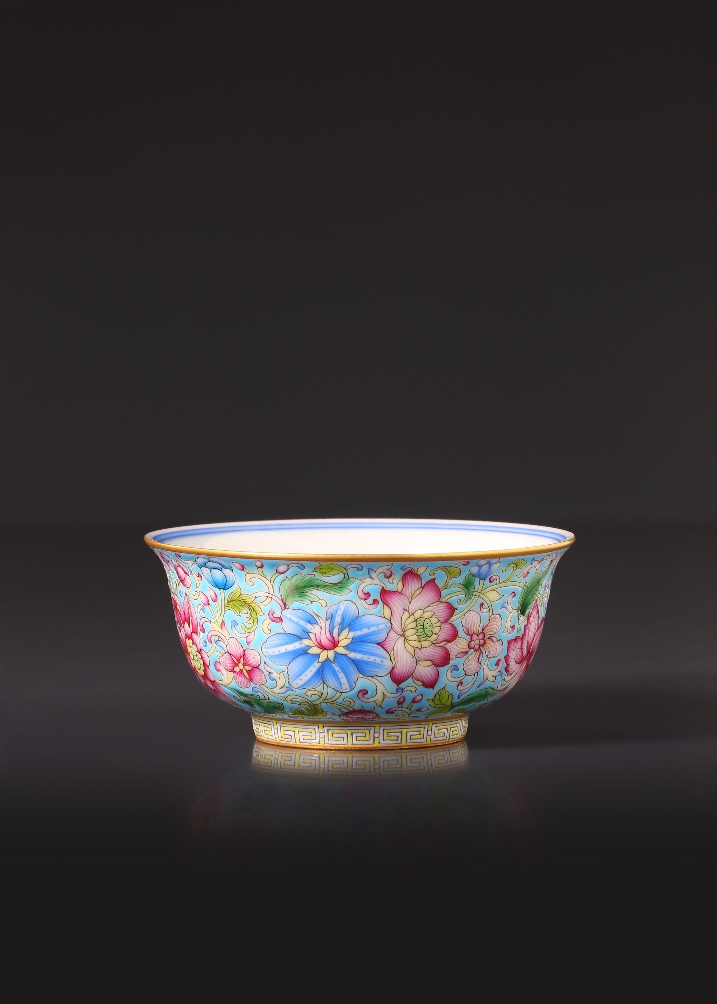 Blue and white floral enamel cups in Dayazhai