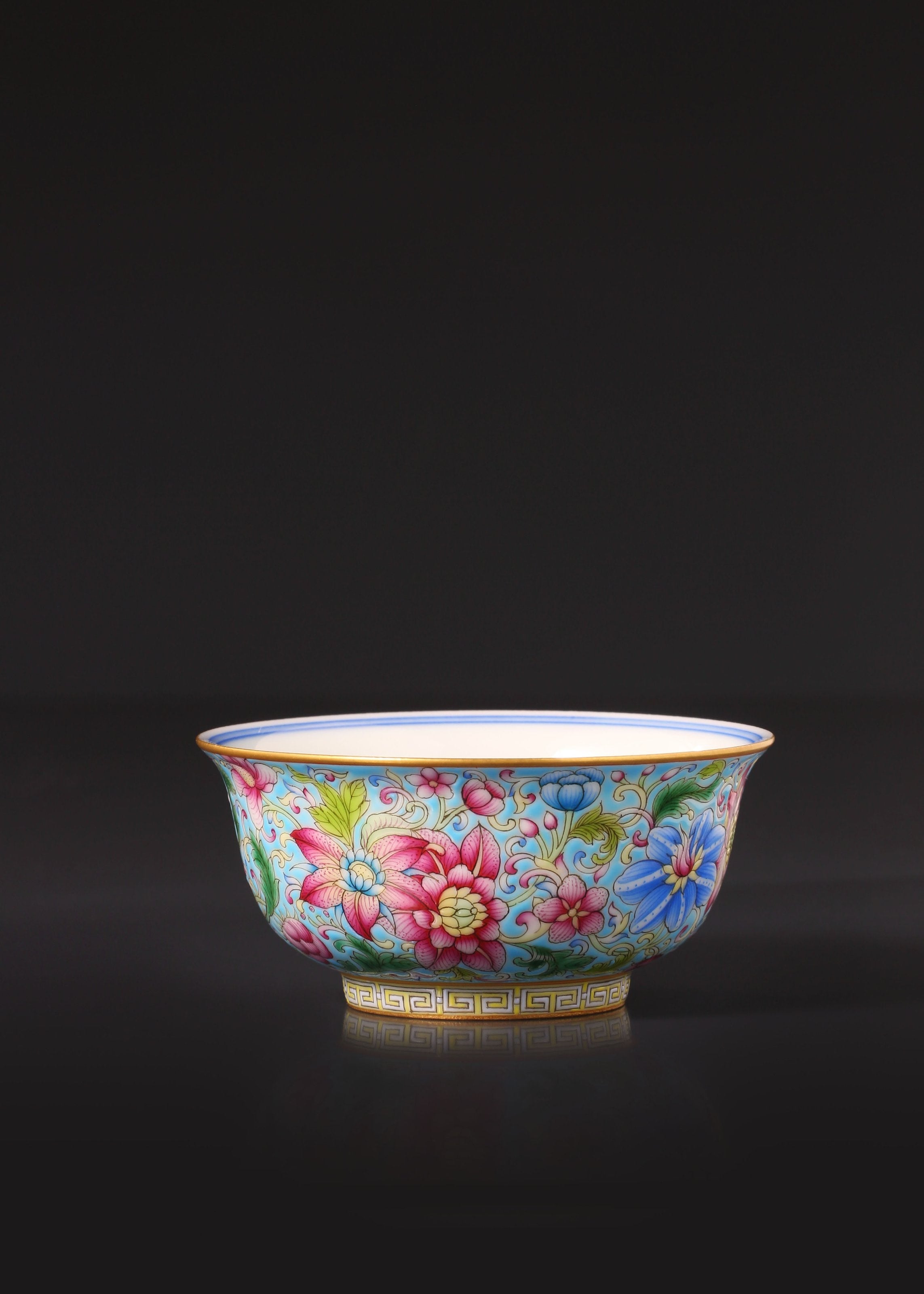 Blue and white floral enamel cups in Dayazhai