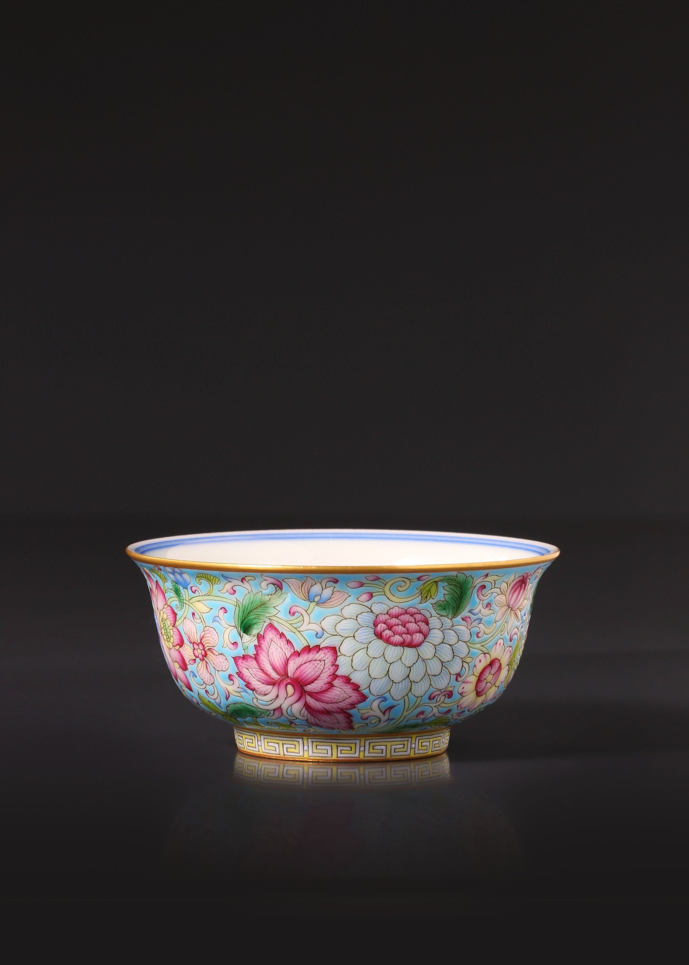 Blue and white floral enamel cups in Dayazhai