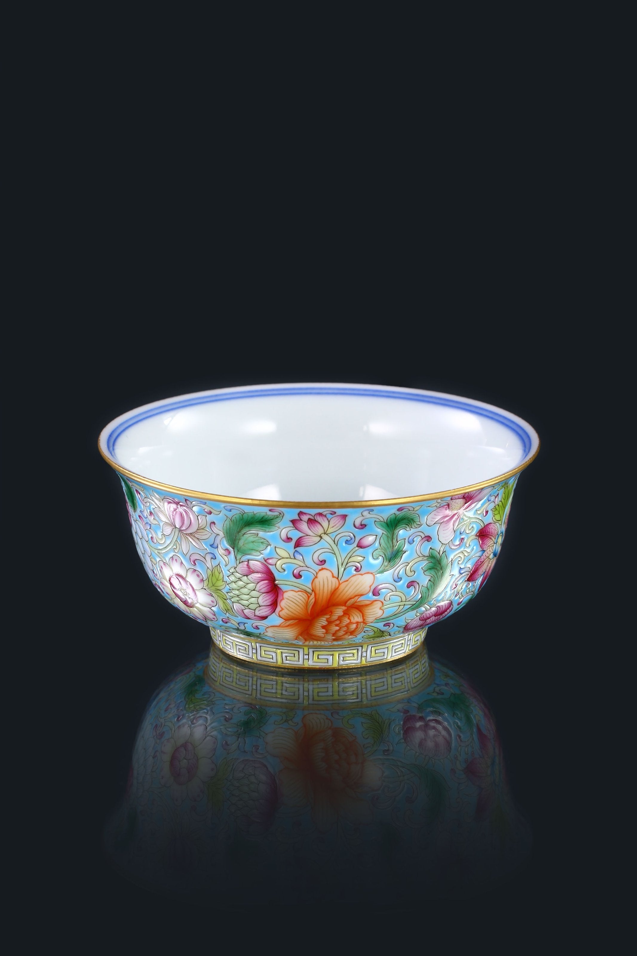 Blue and white floral enamel cups in Dayazhai