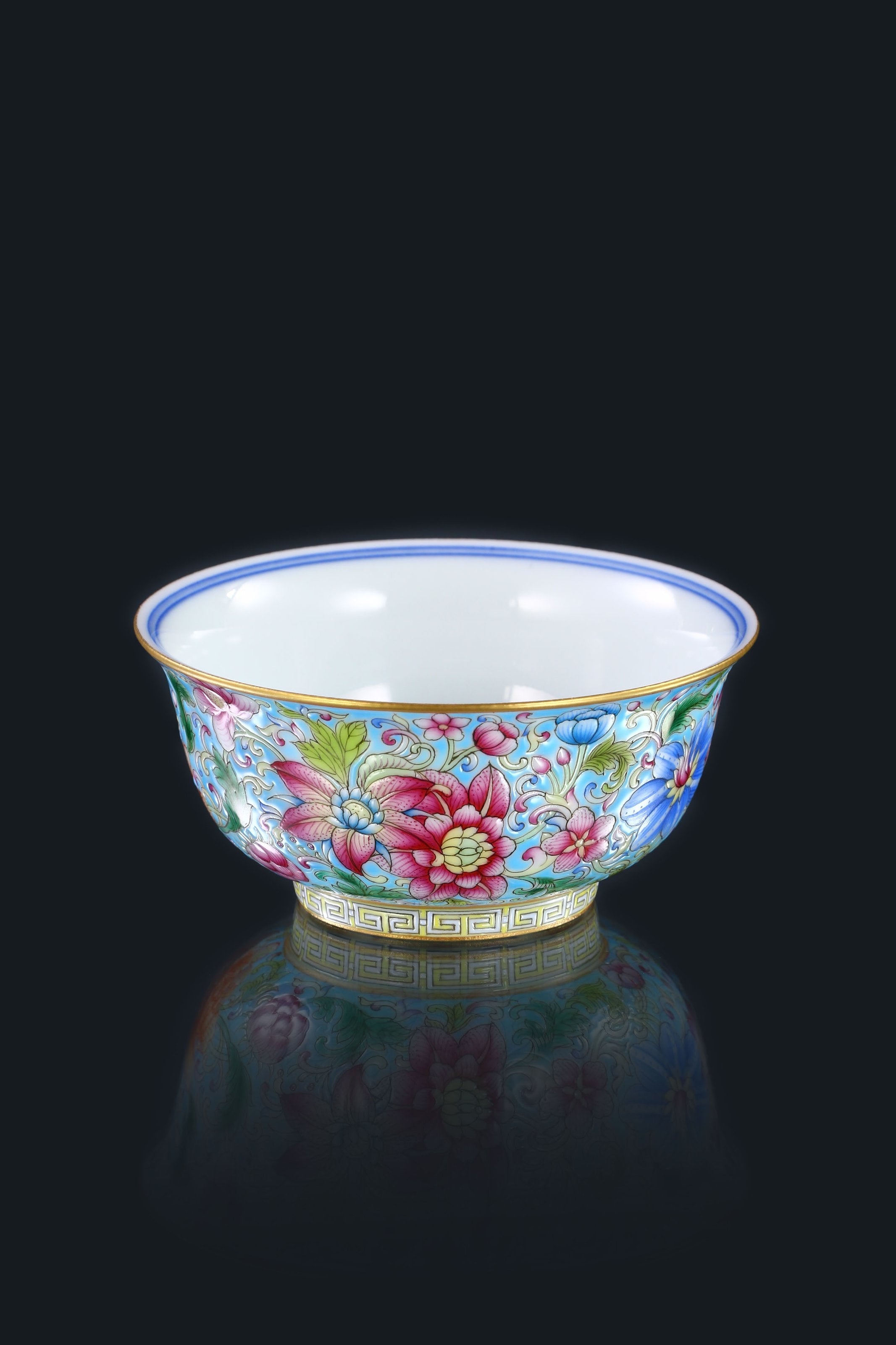 Blue and white floral enamel cups in Dayazhai