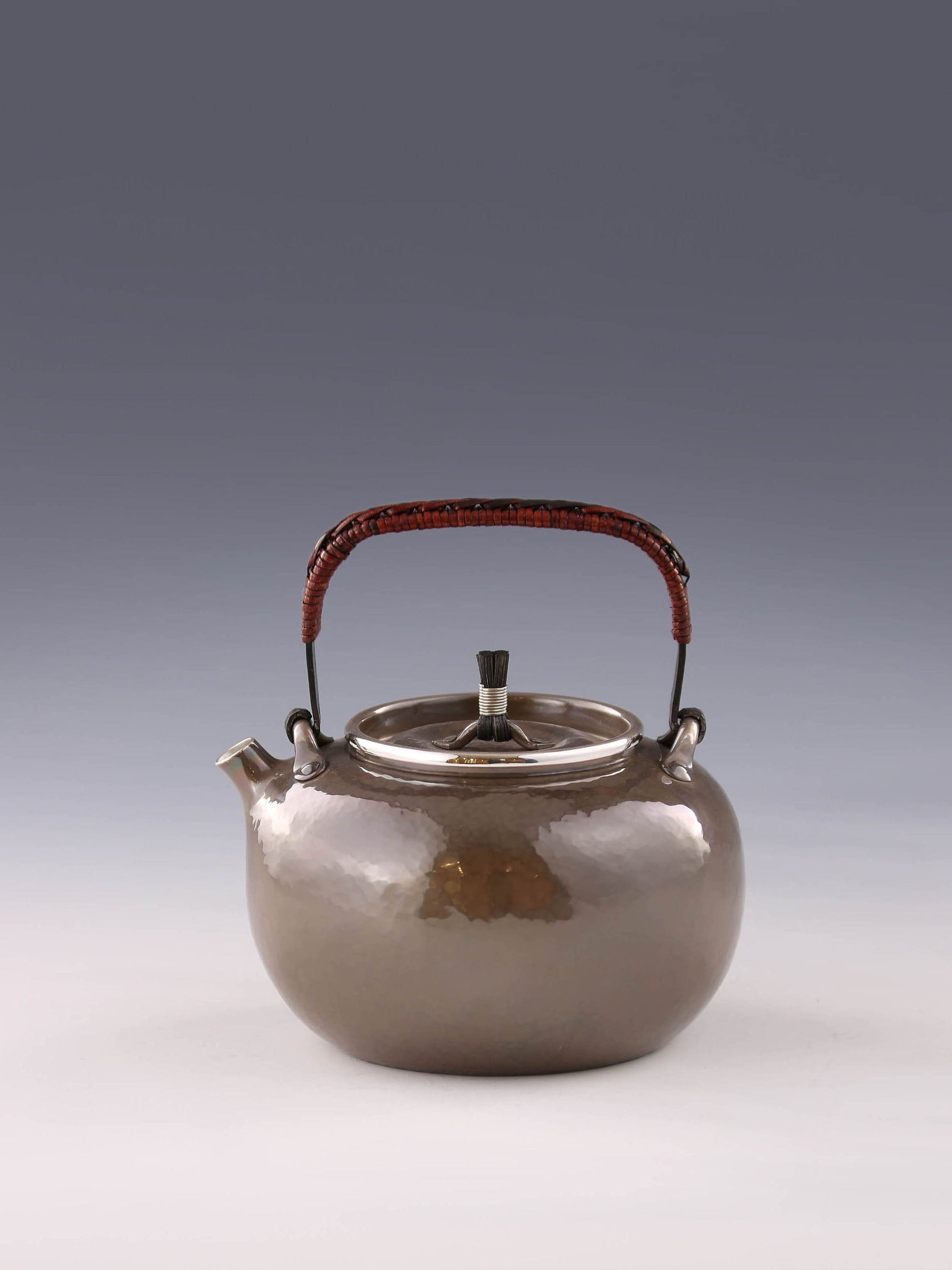 Apple-shaped teapot