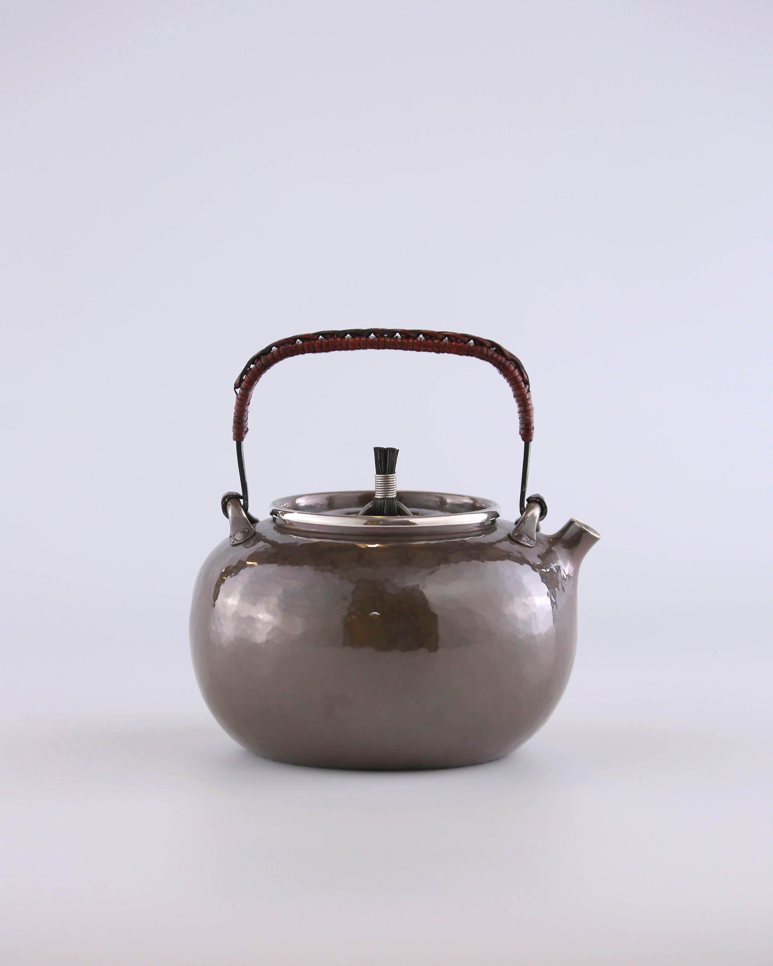 Apple-shaped teapot