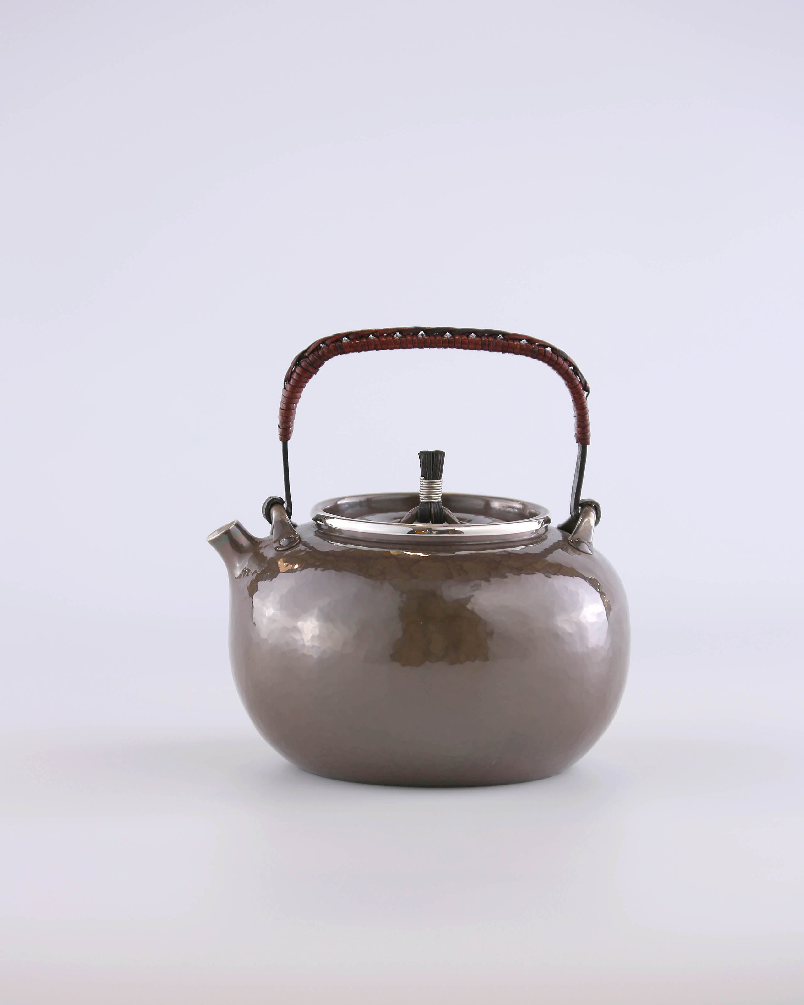 Apple-shaped teapot