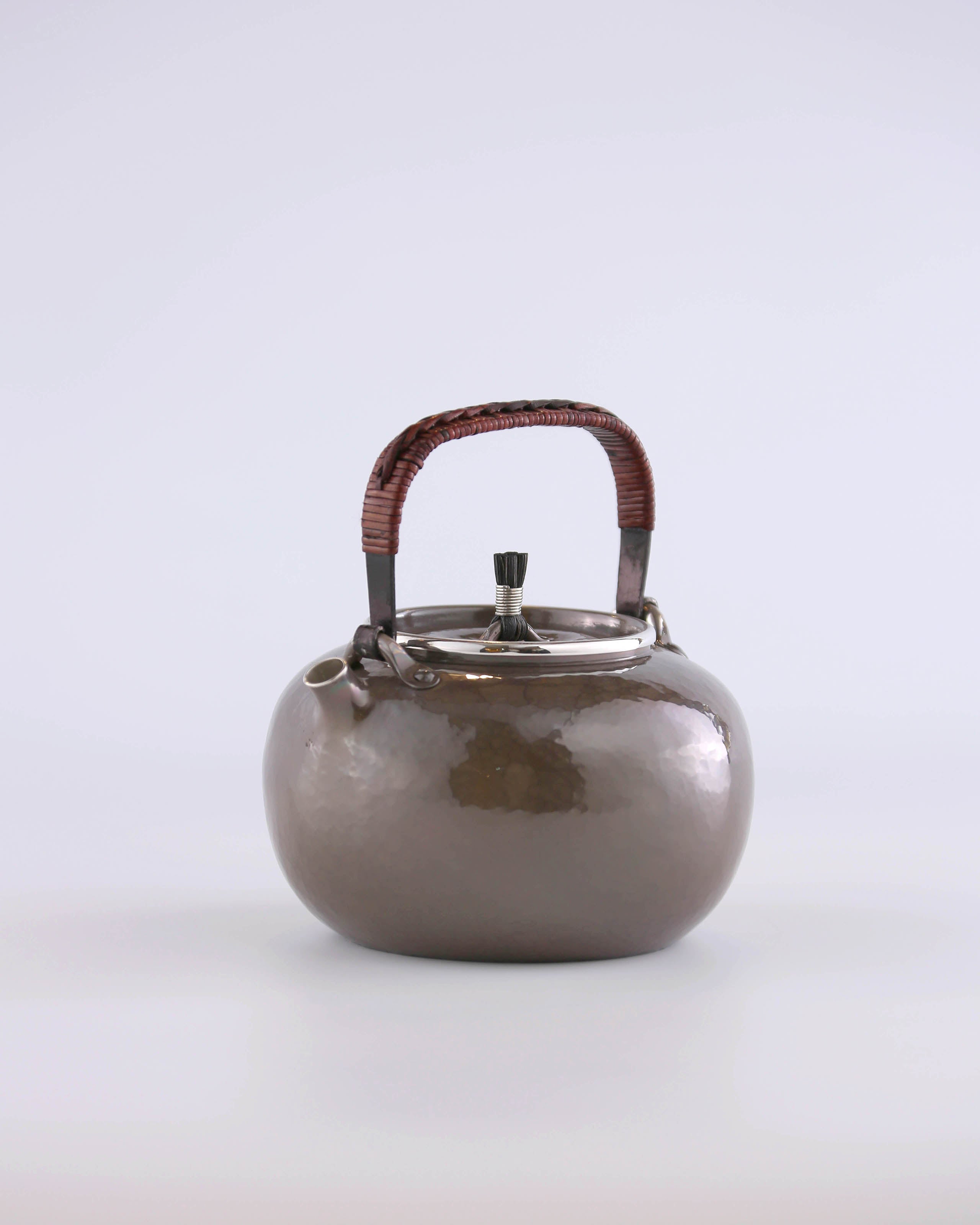 Apple-shaped teapot