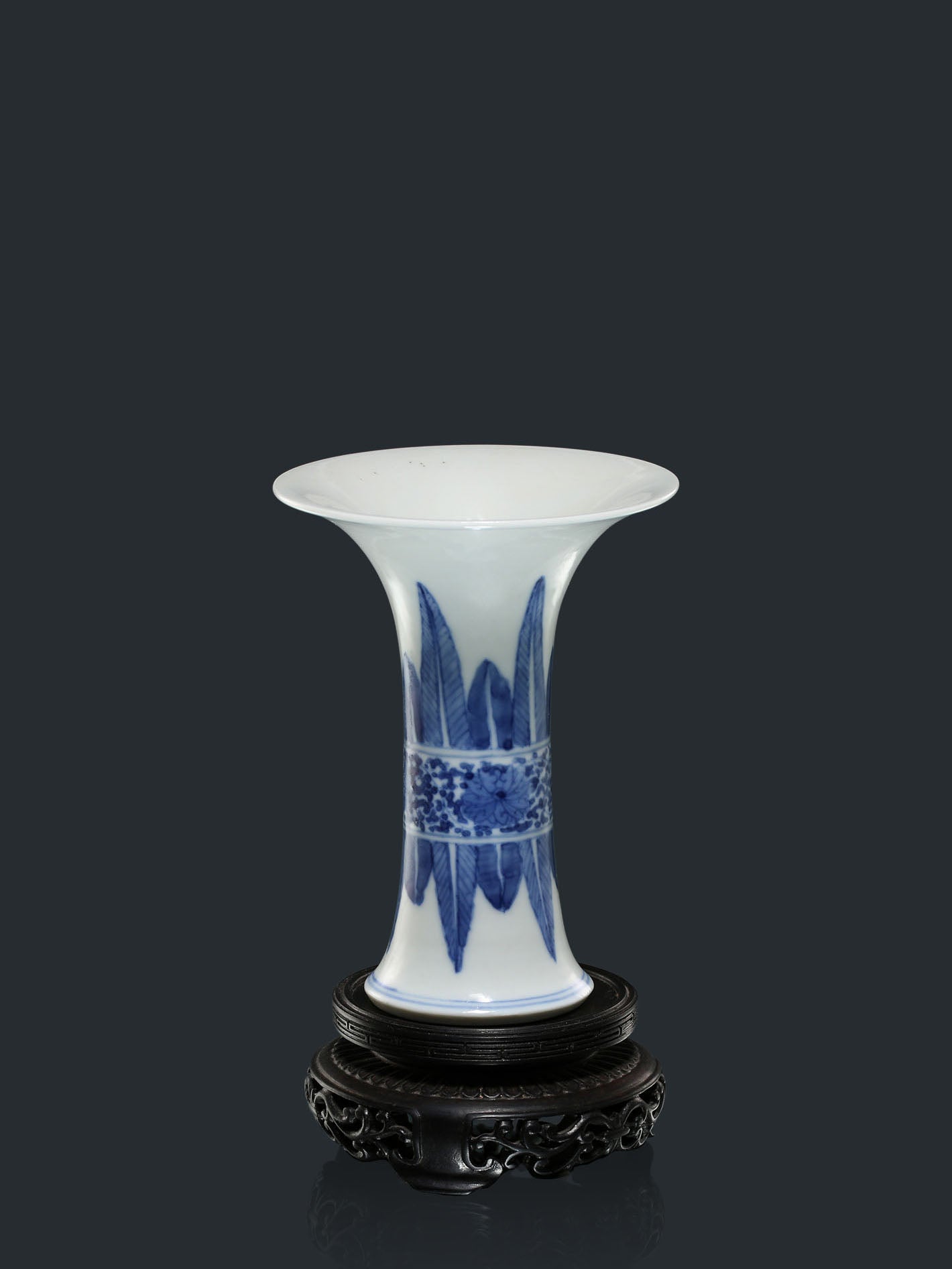 Blue and white porcelain vase with lotus and mushroom design / Blue and white porcelain vase with dragon design