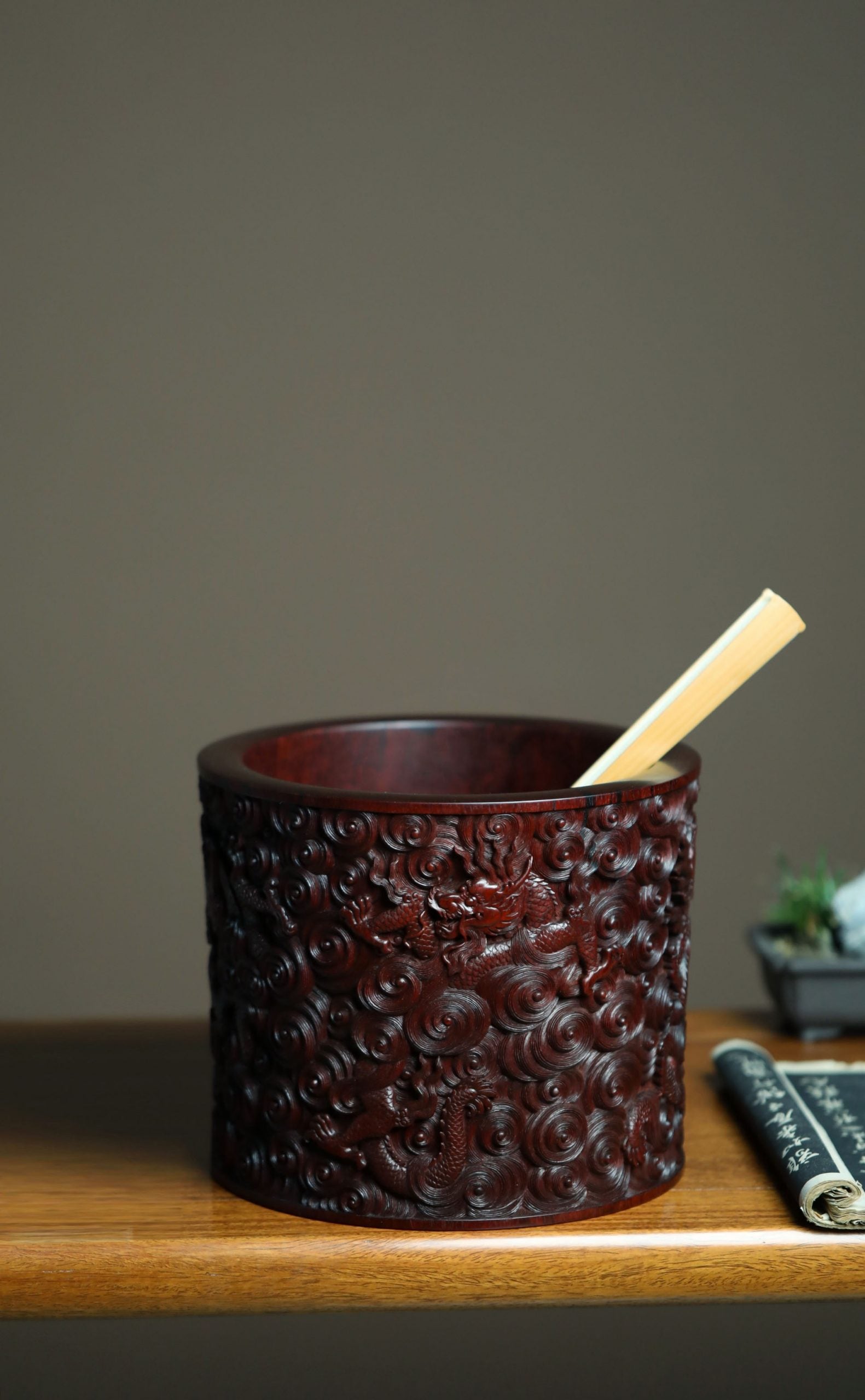 A large brush holder made of small-leaf sandalwood during the Qianlong period, with dragon carvings and official craftsmanship.