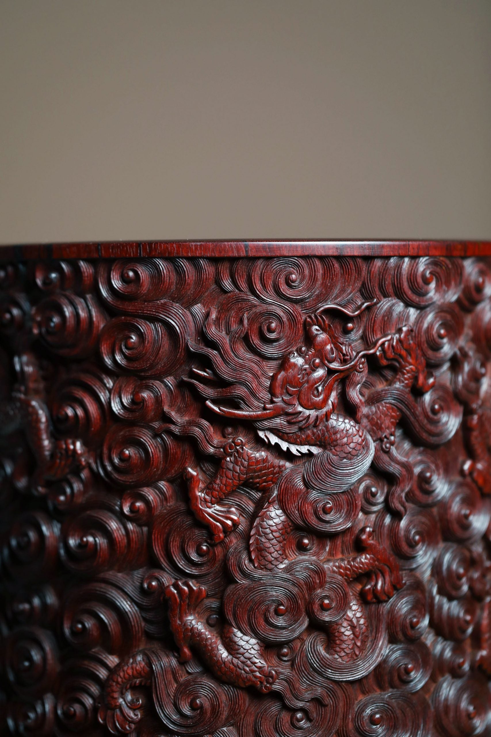 A large brush holder made of small-leaf sandalwood during the Qianlong period, with dragon carvings and official craftsmanship.