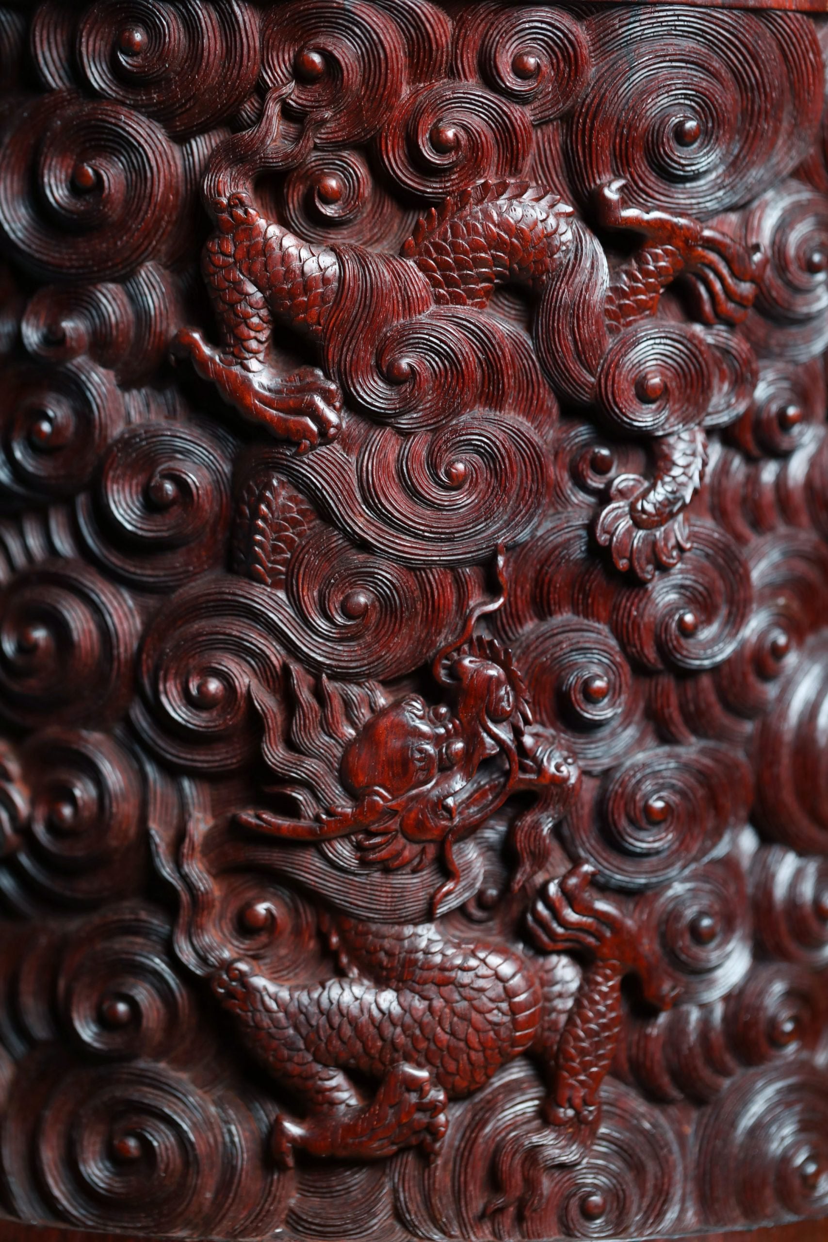 A large brush holder made of small-leaf sandalwood during the Qianlong period, with dragon carvings and official craftsmanship.