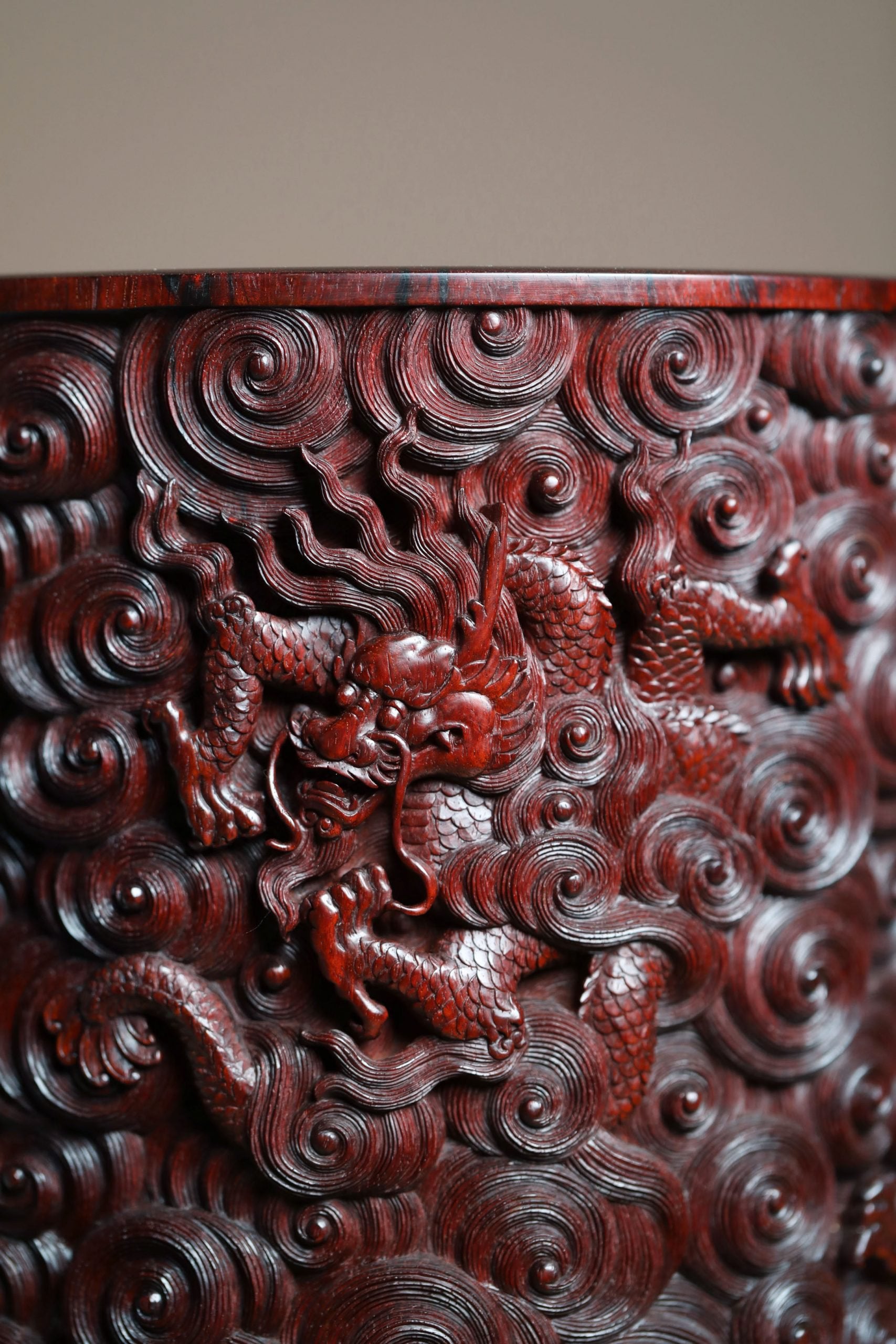 A large brush holder made of small-leaf sandalwood during the Qianlong period, with dragon carvings and official craftsmanship.