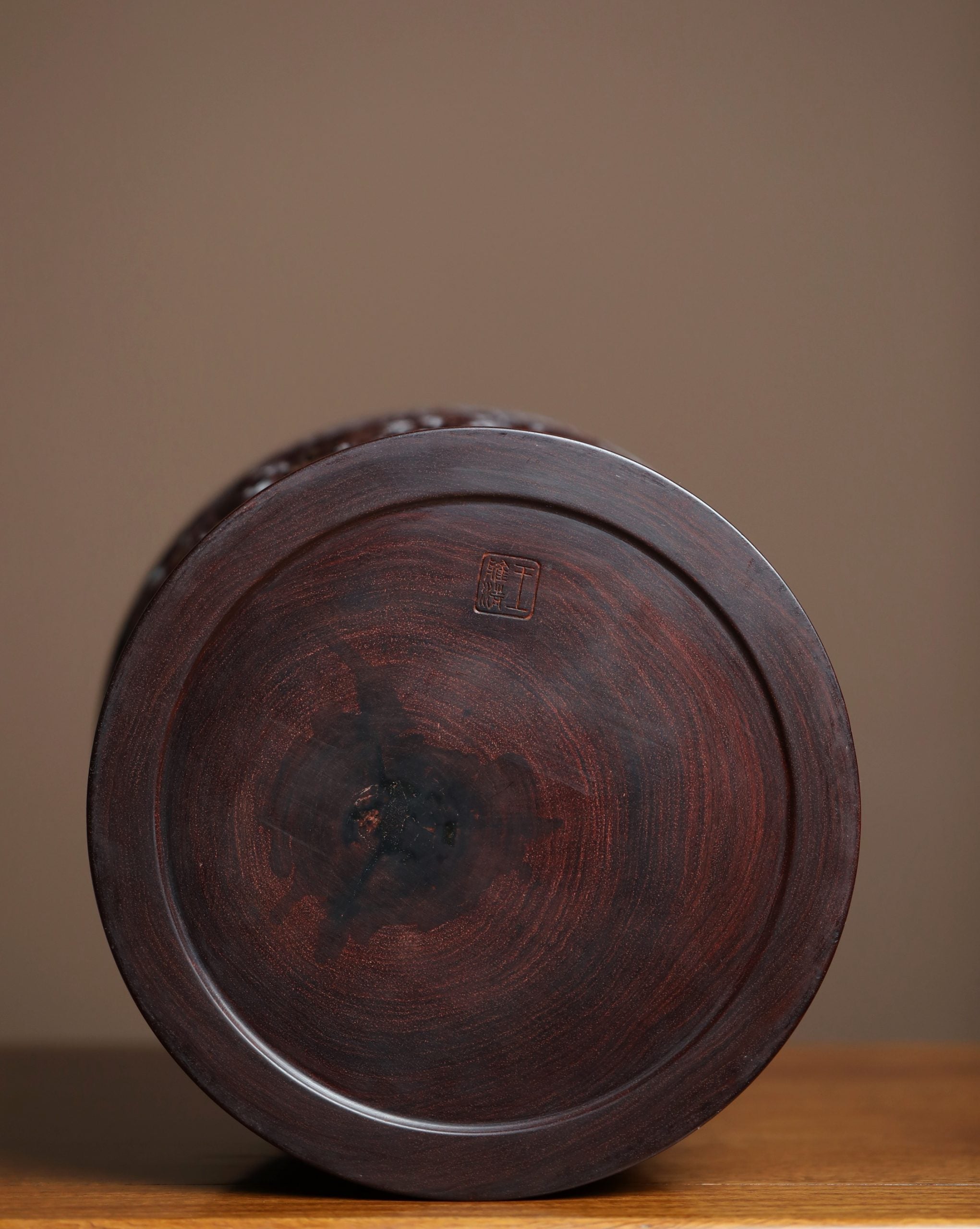 A large brush holder made of small-leaf sandalwood during the Qianlong period, with dragon carvings and official craftsmanship.