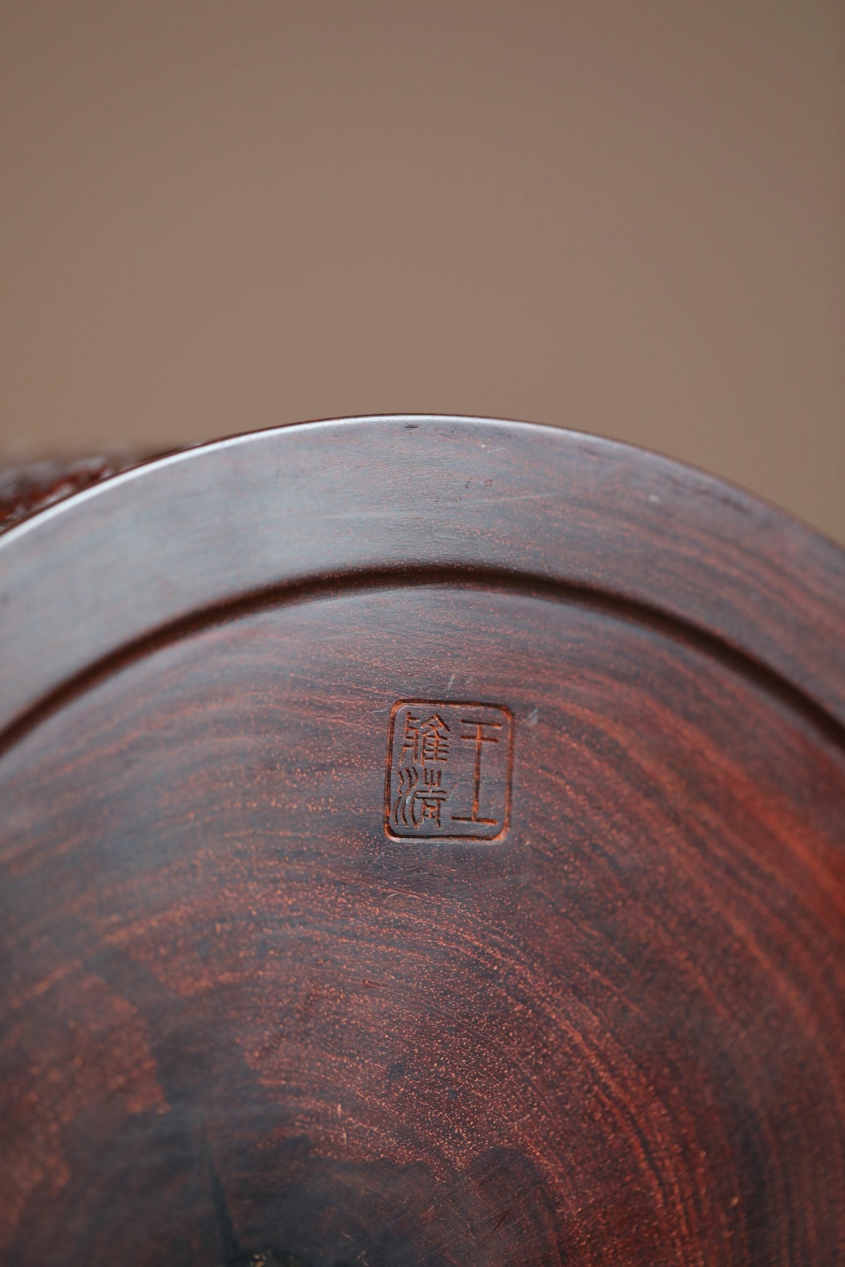 A large brush holder made of small-leaf sandalwood during the Qianlong period, with dragon carvings and official craftsmanship.