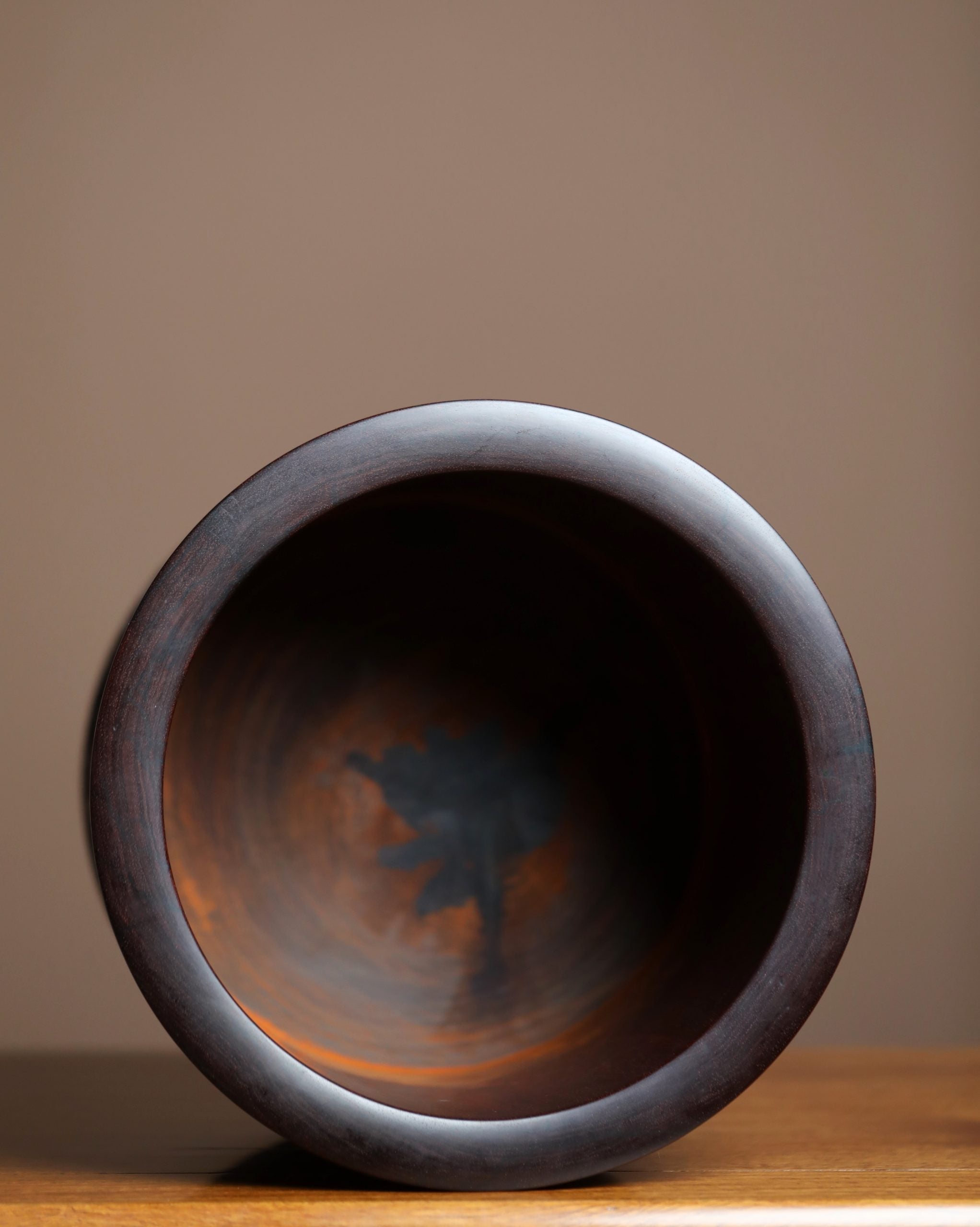 A large brush holder made of small-leaf sandalwood during the Qianlong period, with dragon carvings and official craftsmanship.