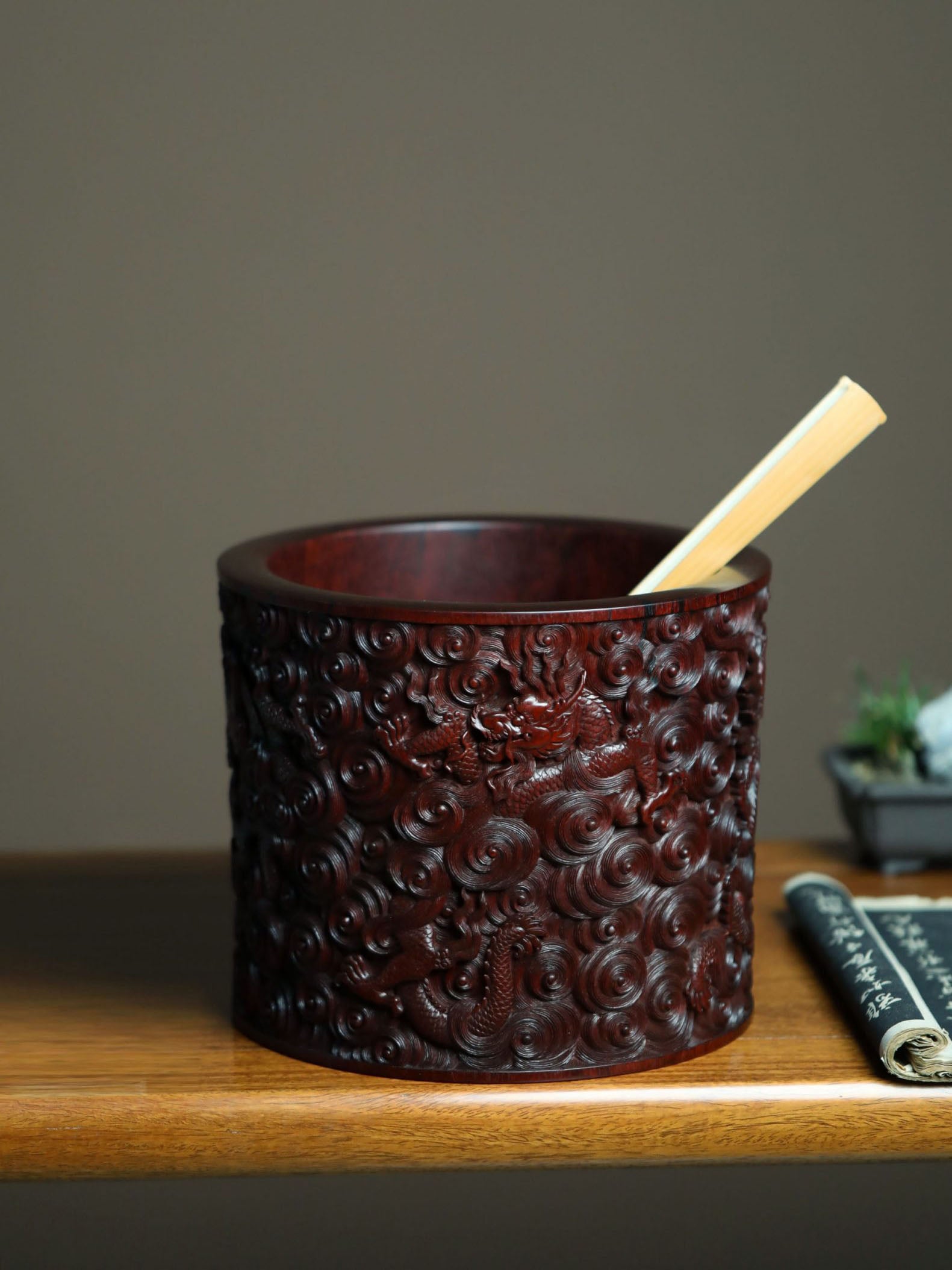 A large brush holder made of small-leaf sandalwood during the Qianlong period, with dragon carvings and official craftsmanship.