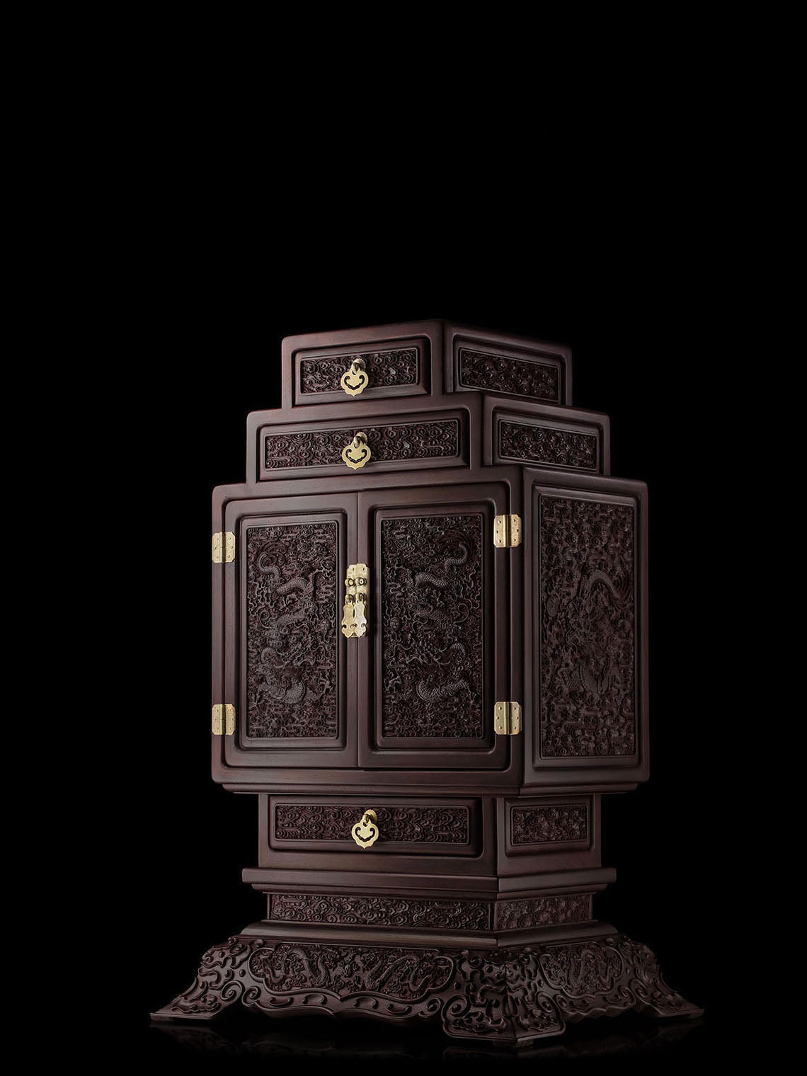 Small-leaf sandalwood Qianlong cloud and dragon cabinet