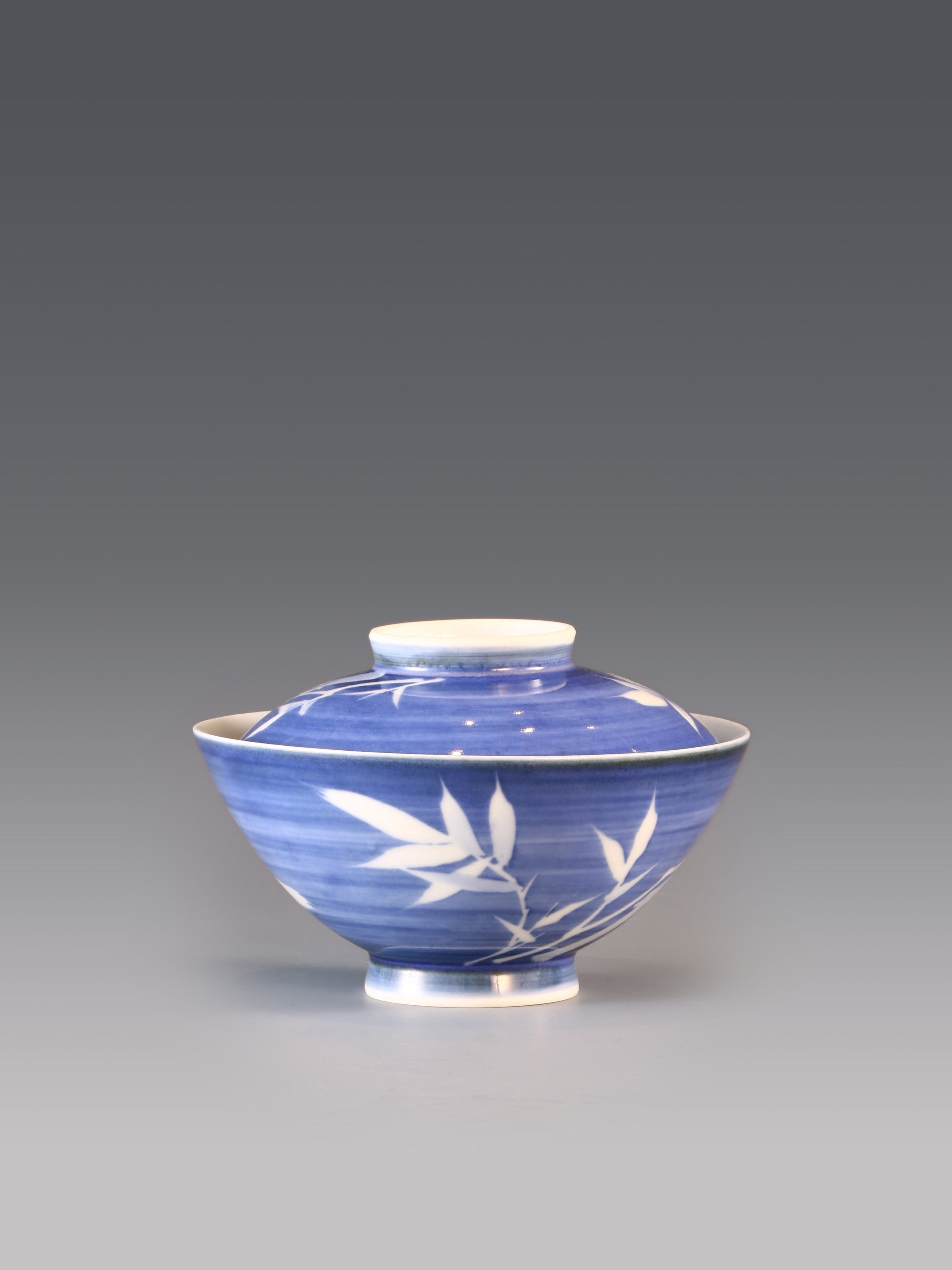 Blue and white porcelain covered bowl with water features, reflecting noble character and integrity.