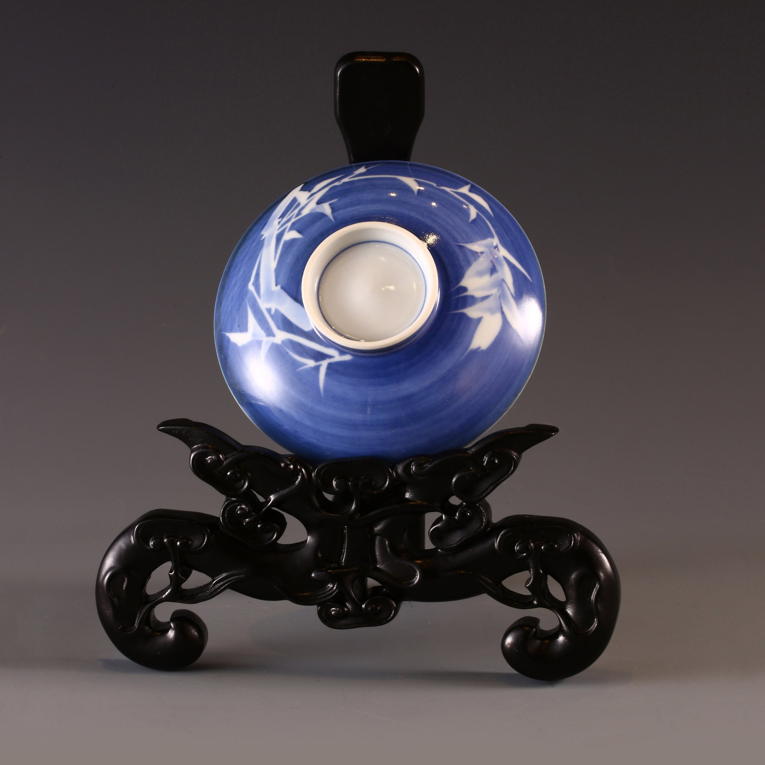 Blue and white porcelain covered bowl with water features, reflecting noble character and integrity.