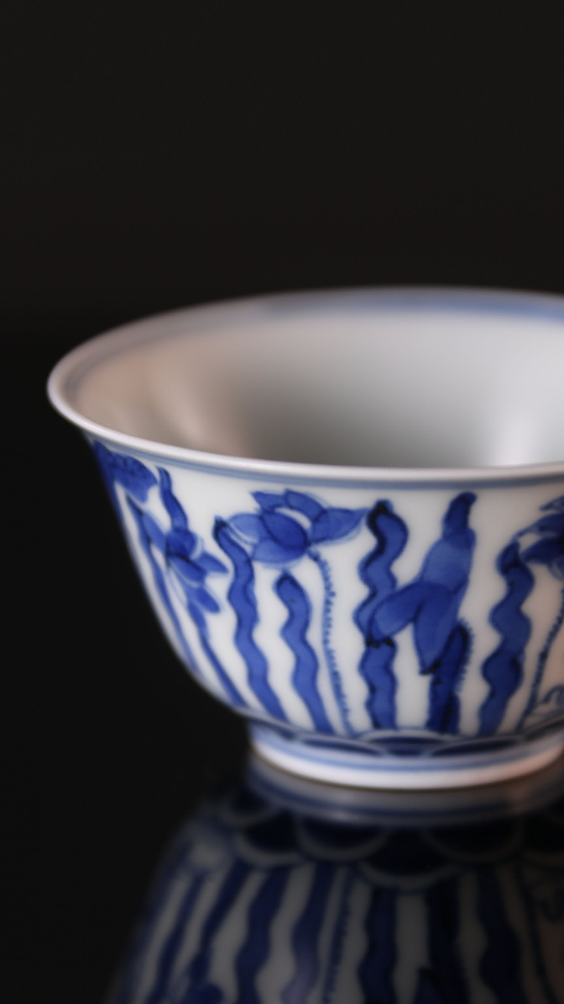 Bell-shaped cup with floral and algae design / Blue and white lotus cup