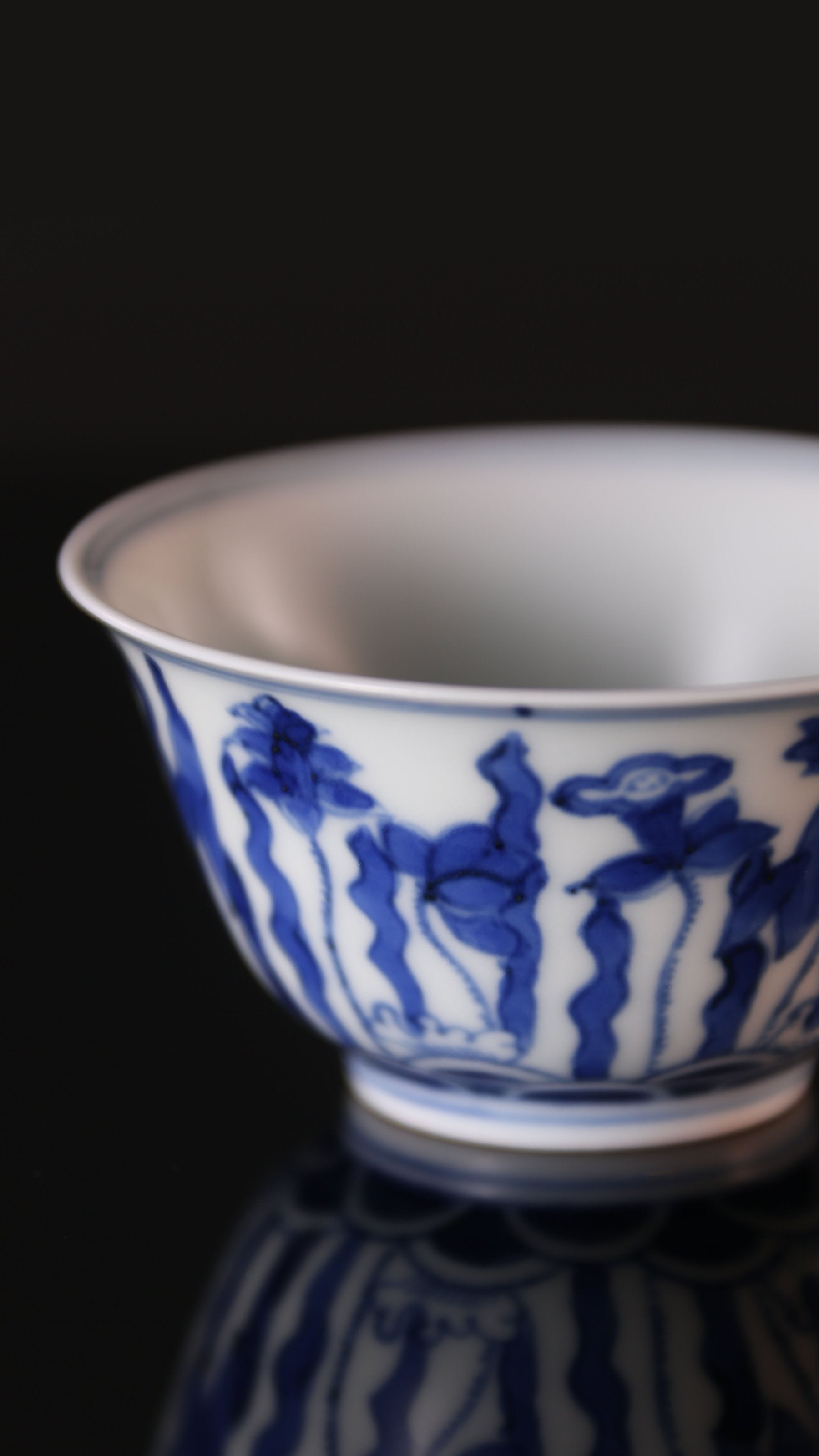 Bell-shaped cup with floral and algae design / Blue and white lotus cup