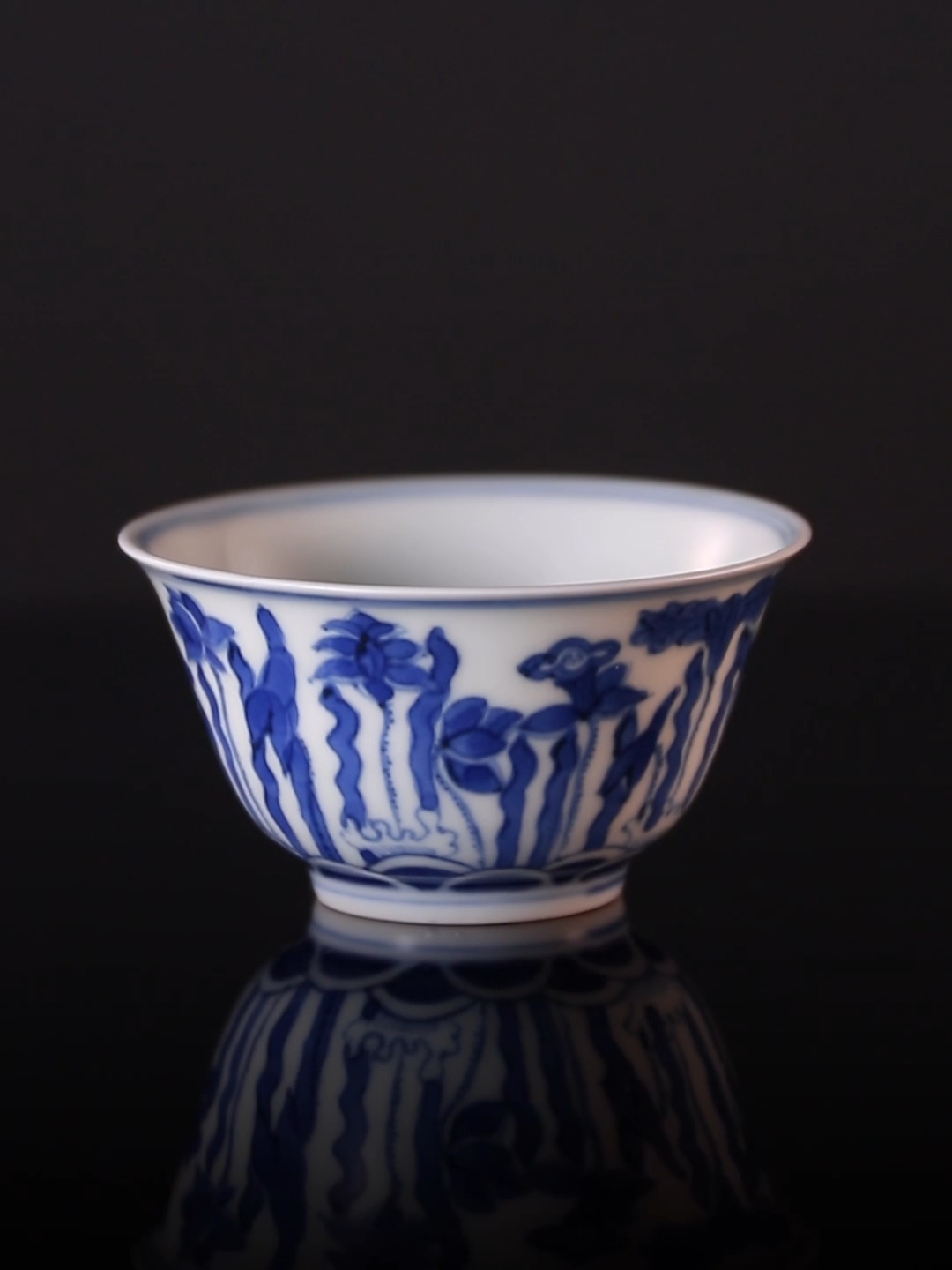 Bell-shaped cup with floral and algae design / Blue and white lotus cup