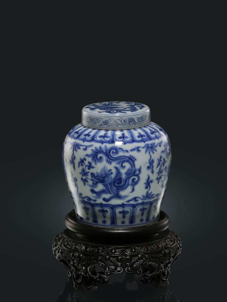 Blue and white porcelain tea canister with dragon design