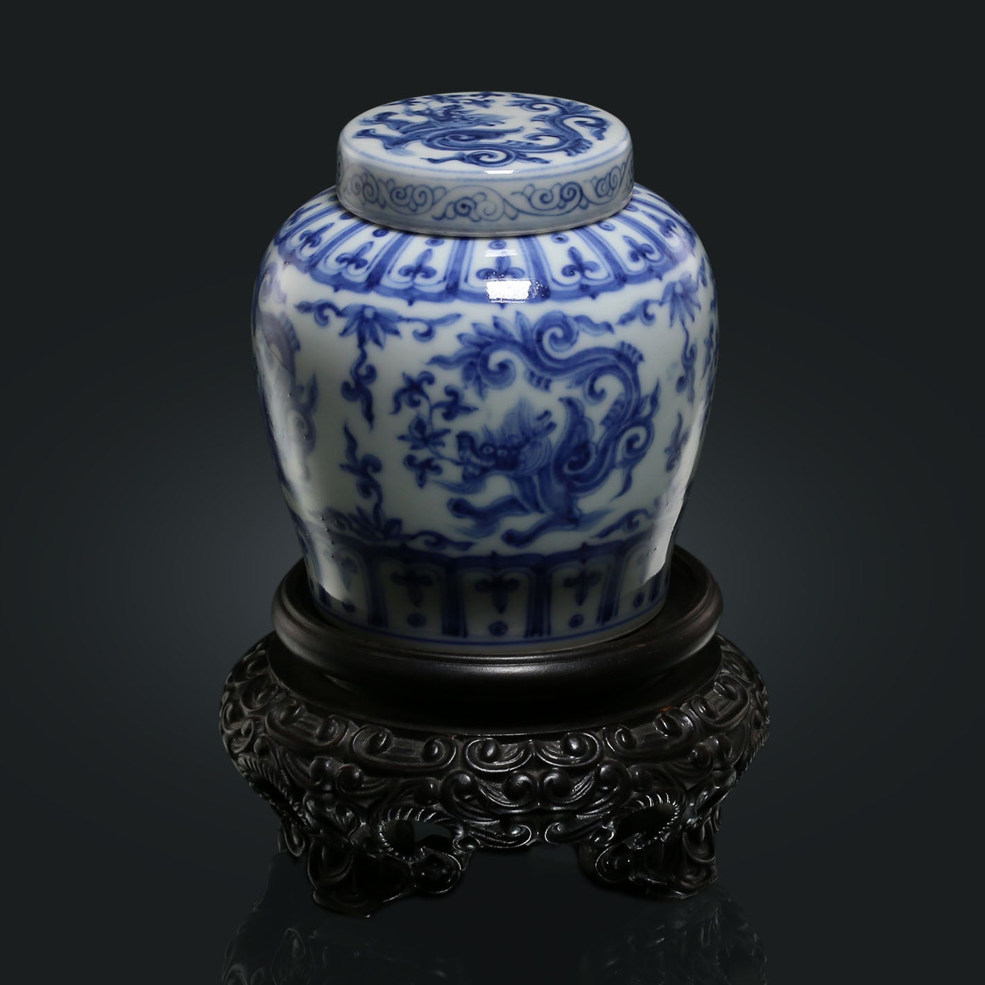 Blue and white porcelain tea canister with dragon design