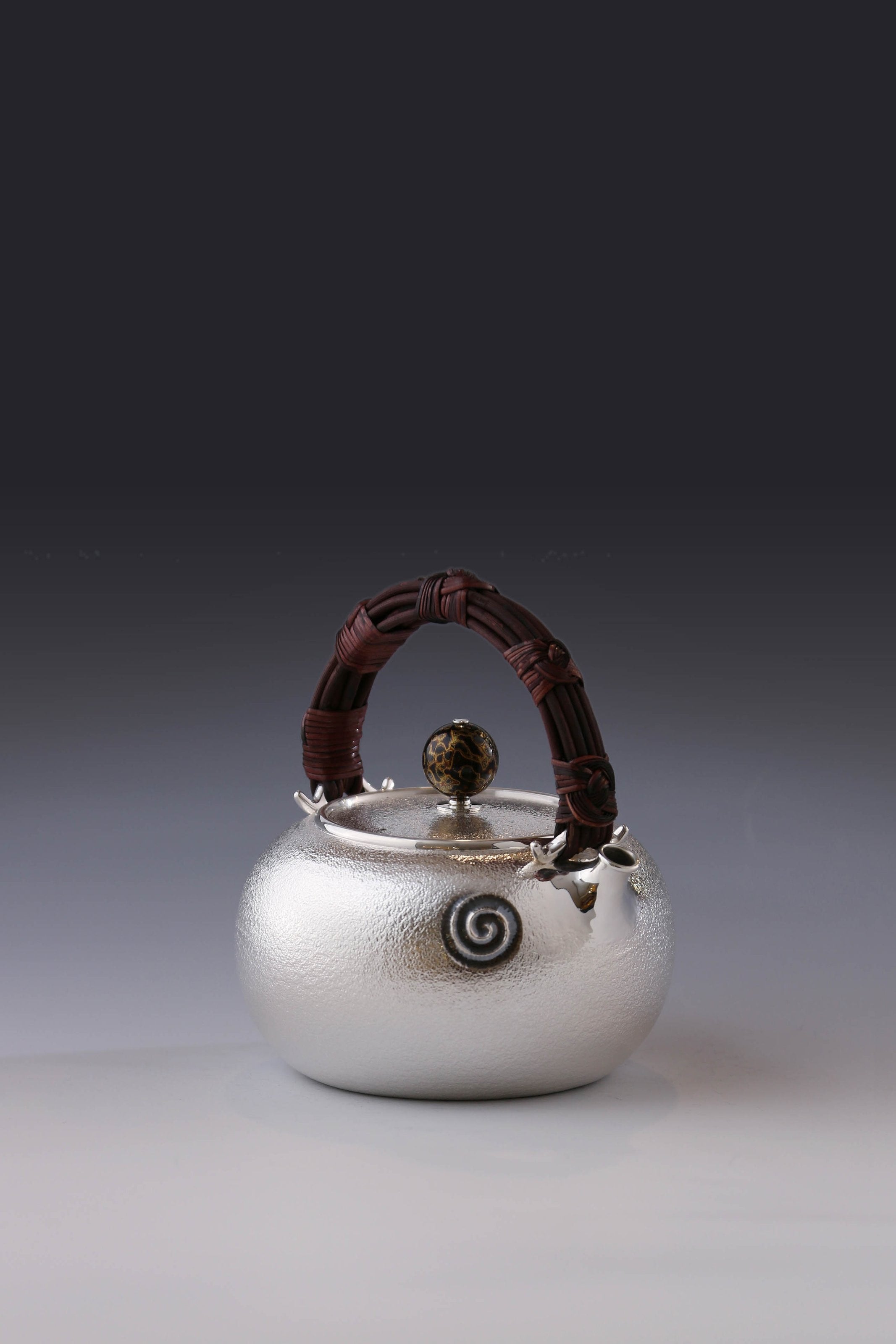 Ruo Xue Ruyi Knot Silver Pot